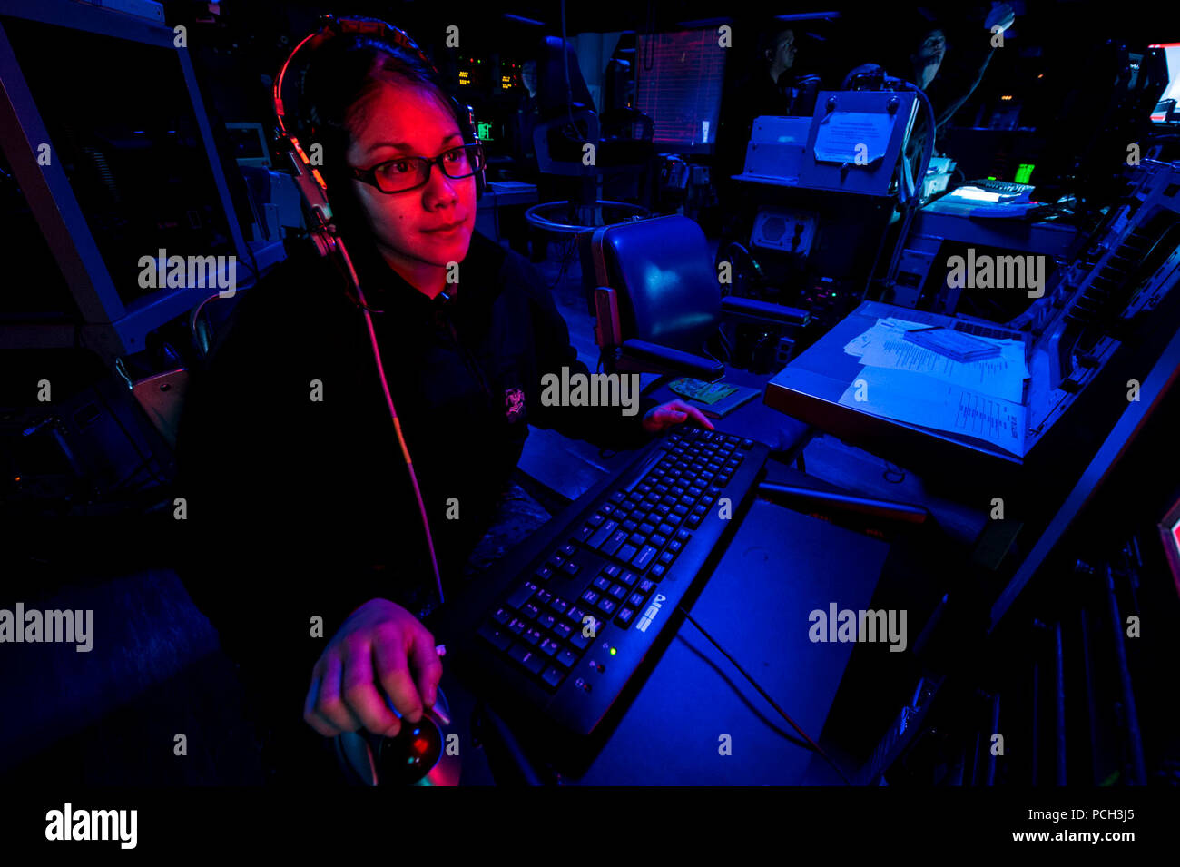 CORAL SEA (Aug. 9, 2013) Operations Specialist 2. Klasse Marlene Hernandez Monitore Radar Signaturen in der combat Operations Center an Bord der Amphibisches Schiff USS BONHOMME RICHARD (LHD6). Bonhomme Richard ist das Flaggschiff der Bonhomme Richard amphibische Gruppe und bereit, mit der begonnen 31 Marine Expeditionary Unit (31 MEU), ist die Durchführung einer Zertifizierung in den USA 7 Flotte Verantwortungsbereich. Stockfoto
