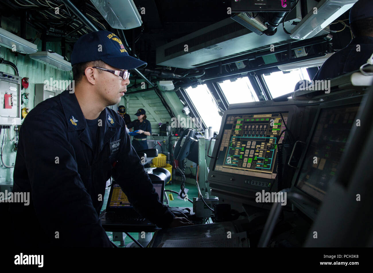 PHUKET, Thailand (31. 30, 2015) Gas Turbine System Technician (mechanischen) 1. Klasse Markzel Ramas steht auf der Brücke an Bord des Littoral Combat Ship USS Fort Worth (LCS 3) als das Schiff am Pier in Phuket, Thailand Ansätze für einen geplanten Hafen besuchen. Derzeit turnusmäßig zur Unterstuetzung des asiatisch-pazifischen Raum verlagern, Fort Worth ist ein schnelles und agiles Kriegsschiff maßgeschneidert auf Patrouille in der Region und die Arbeit littorals Hull - Hull mit Partner Seestreitkräfte, die USA 7 Flotte mit der flexiblen Möglichkeiten es heute und in Zukunft braucht. Stockfoto