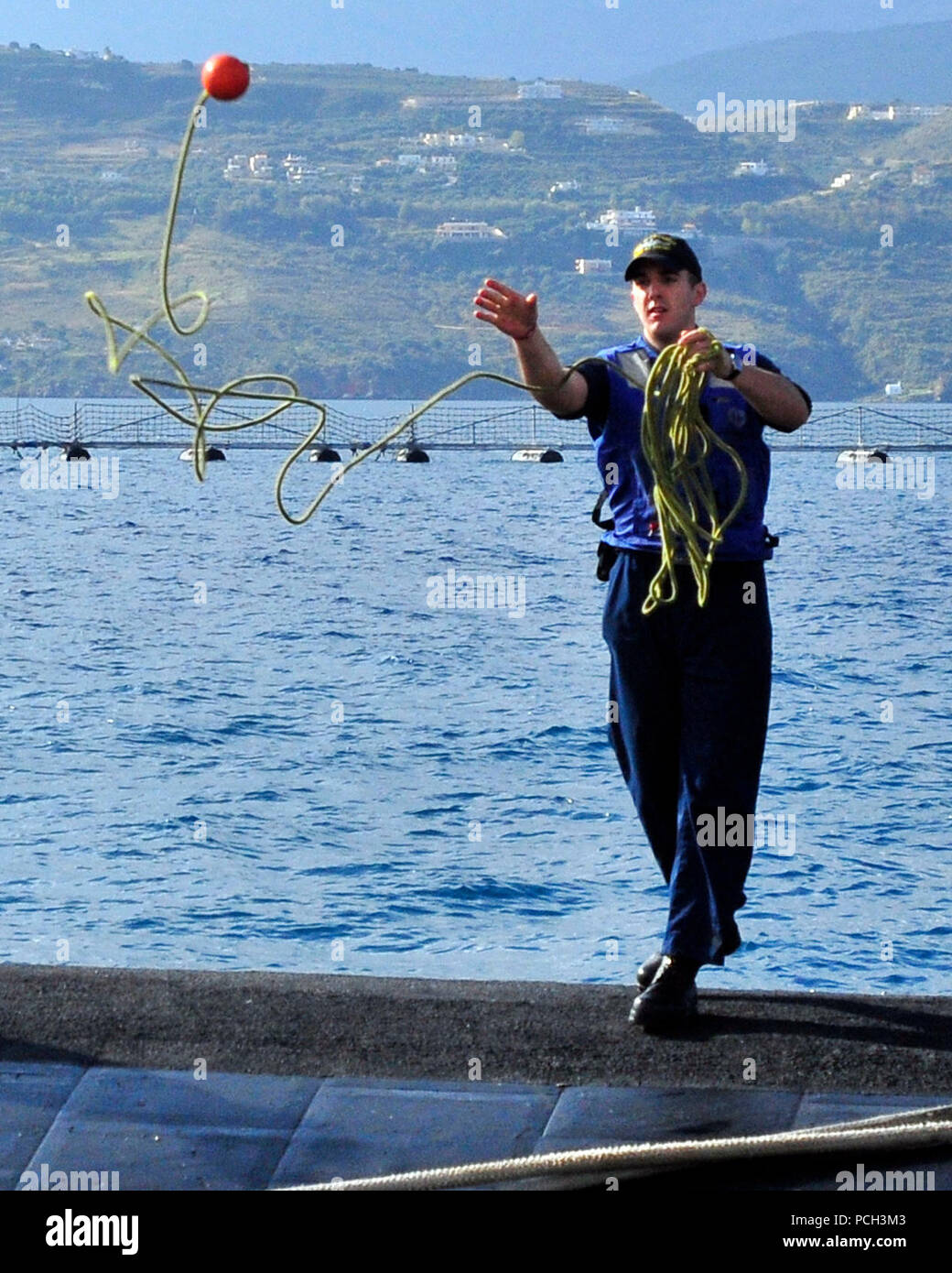 Die SOUDA BUCHT, Griechenland (Nov. 3, 2012) ein Matrose wuchtet eine Linie an Land als die Los Angeles-Klasse schneller Angriff U-Boot USS Alexandria (SSN 757) in Griechenland kommt für einen Hafen besuchen. Alexandria, homeported in Groton, Anschl., die in den USA 6 Flotte Verantwortungsbereich bereitgestellt wird. Stockfoto