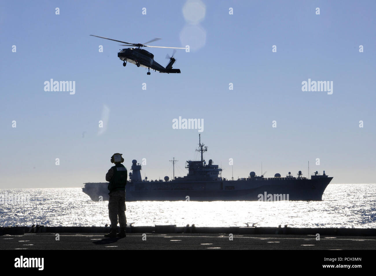 Meer (Juli 22, 2011) ein Matrose Uhren als MH-60 Sea Hawk Hubschrauber bereitet an Bord der Vorwärts zu Land bereitgestellten amphibische Landung dock Schiff USS Germantown (LSD 42). Germantown beteiligt sich an Talisman SABRE 2011, eine bilaterale Übung zur Planung und Bereitschaft, zwischen den USA und der australischen Streitkräfte zu erhöhen. Stockfoto Meer (Juli 22, 2011) ein Matrose Uhren als MH-60 Sea Hawk Hubschrauber bereitet an Bord der Vorwärts zu Land bereitgestellten amphibische Landung dock Schiff USS Germantown (LSD 42). Germantown beteiligt sich an Talisman SABRE 2011, eine bilaterale Übung zur Planung und Bereitschaft, zwischen den USA und der australischen Streitkräfte zu erhöhen. Stockfoto