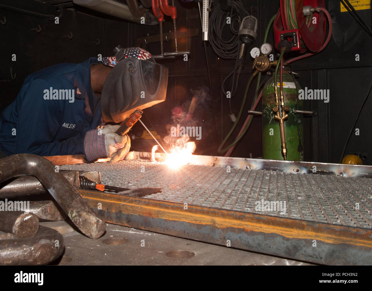 Atlantik (Jan. 25, 2013) Rumpf Wartungstechniker 3. Klasse James Miles Schweißnähte ein Frame Winde zu schützen an Bord der Flugzeugträger USS Harry S. Truman (CVN 75). Harry S. Truman ist unterwegs die Durchführung einer Composite Trainingsgerät Übung zur Vorbereitung auf den bevorstehenden Einsatz. Stockfoto