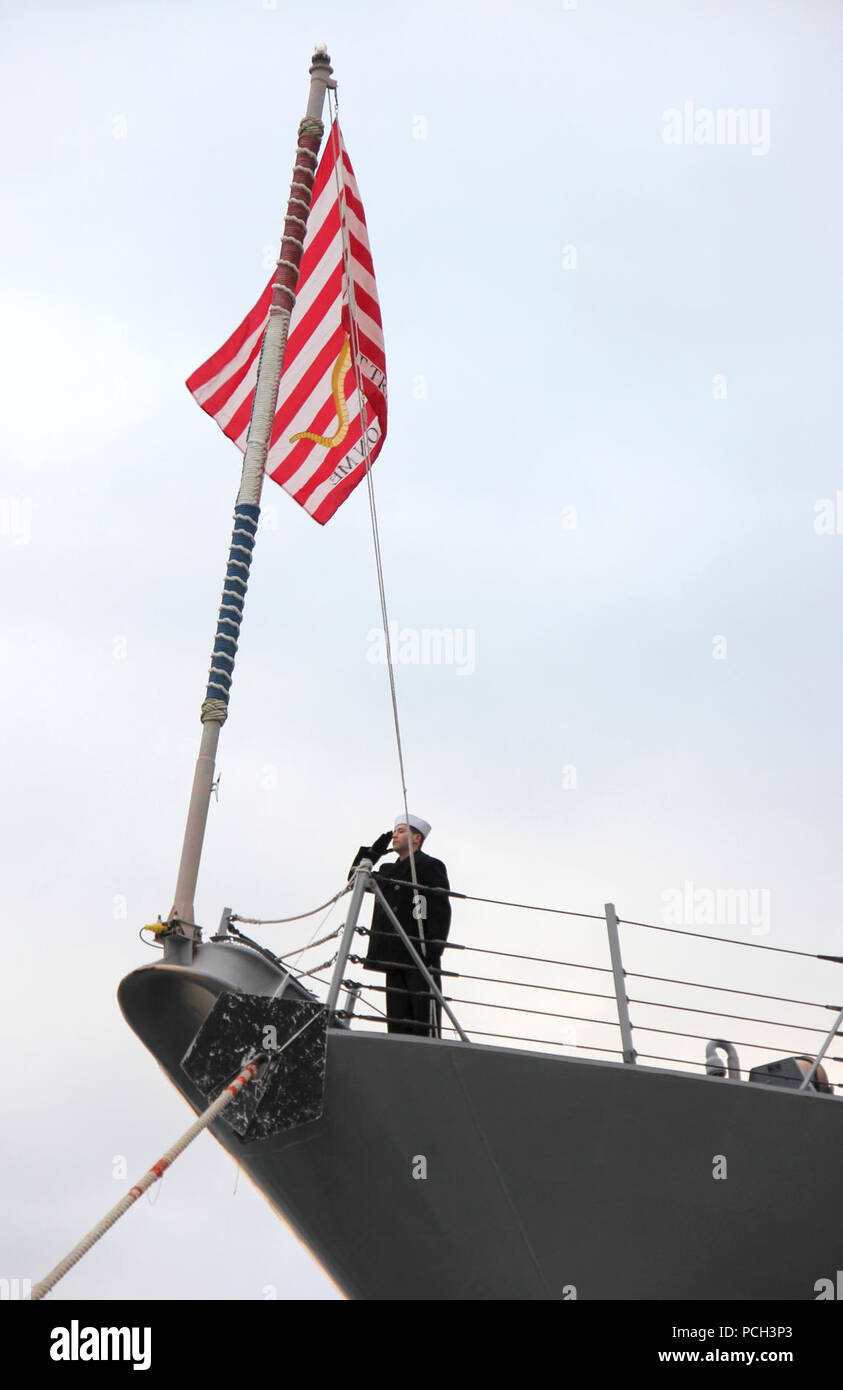 SASEBO, Japan (Jan. 27 2013) Seaman Jonathan Amaya, von Morristown, New Jersey, begrüßt die Union Jack an Bord der Arleigh-Burke-Klasse geführte Anti-raketen-Zerstörer USS Lassen (DDG82) während der Morgen Farben. Lassen ist einer von sieben US Navy destroyers, Yokosuka, Japan bereitgestellt und ist auf Patrouille im westlichen Pazifik. Stockfoto