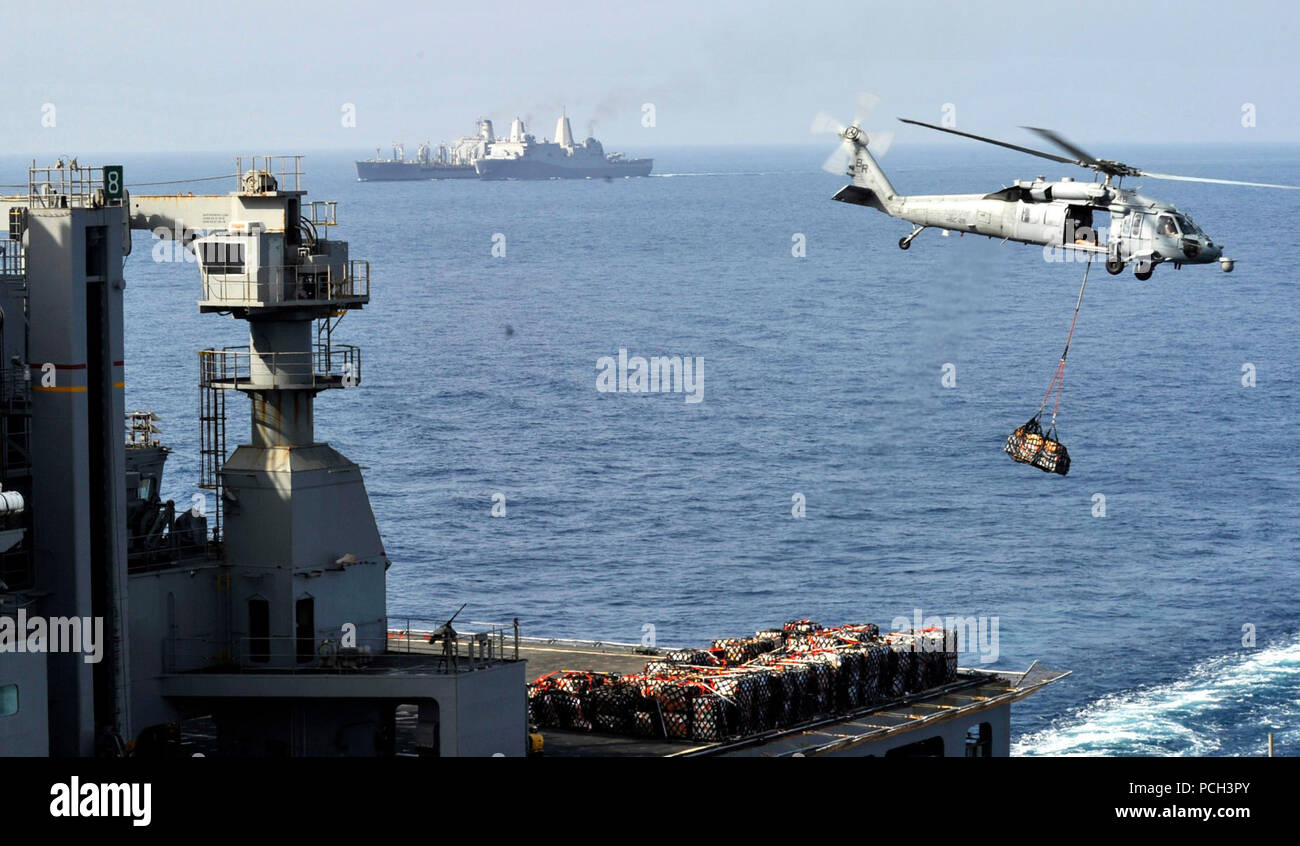 Arabisches Meer (29. März 2014) ein MH-60 s Sea Hawk-Hubschrauber transportiert Ladung Paletten aus der Military Sealift Command Trockenfracht und Munition Schiff USNS Robert E. Peary (T-AKE-5) zum Mehrzweck amphibischer Angriff Schiff USS Bataan (LHD-5) bei einer vertikalen Nachschub. Im Hintergrund führt die amphibischen Transportschiff der Dock USS Mesa Verde (LPD 19) ein Nachschub auf See mit der Flotte Nachschub Öler USNS Joshua Humphreys (T-AO 188). Bataan ist das Flaggschiff für die Bataan amphibische bereit Gruppe und mit der eingeschifften 22. Marine Expeditionary Unit (22. MEU) in Supp bereitgestellt wird Stockfoto Arabisches Meer (29. März 2014) ein MH-60 s Sea Hawk-Hubschrauber transportiert Ladung Paletten aus der Military Sealift Command Trockenfracht und Munition Schiff USNS Robert E. Peary (T-AKE-5) zum Mehrzweck amphibischer Angriff Schiff USS Bataan (LHD-5) bei einer vertikalen Nachschub. Im Hintergrund führt die amphibischen Transportschiff der Dock USS Mesa Verde (LPD 19) ein Nachschub auf See mit der Flotte Nachschub Öler USNS Joshua Humphreys (T-AO 188). Bataan ist das Flaggschiff für die Bataan amphibische bereit Gruppe und mit der eingeschifften 22. Marine Expeditionary Unit (22. MEU) in Supp bereitgestellt wird Stockfoto
