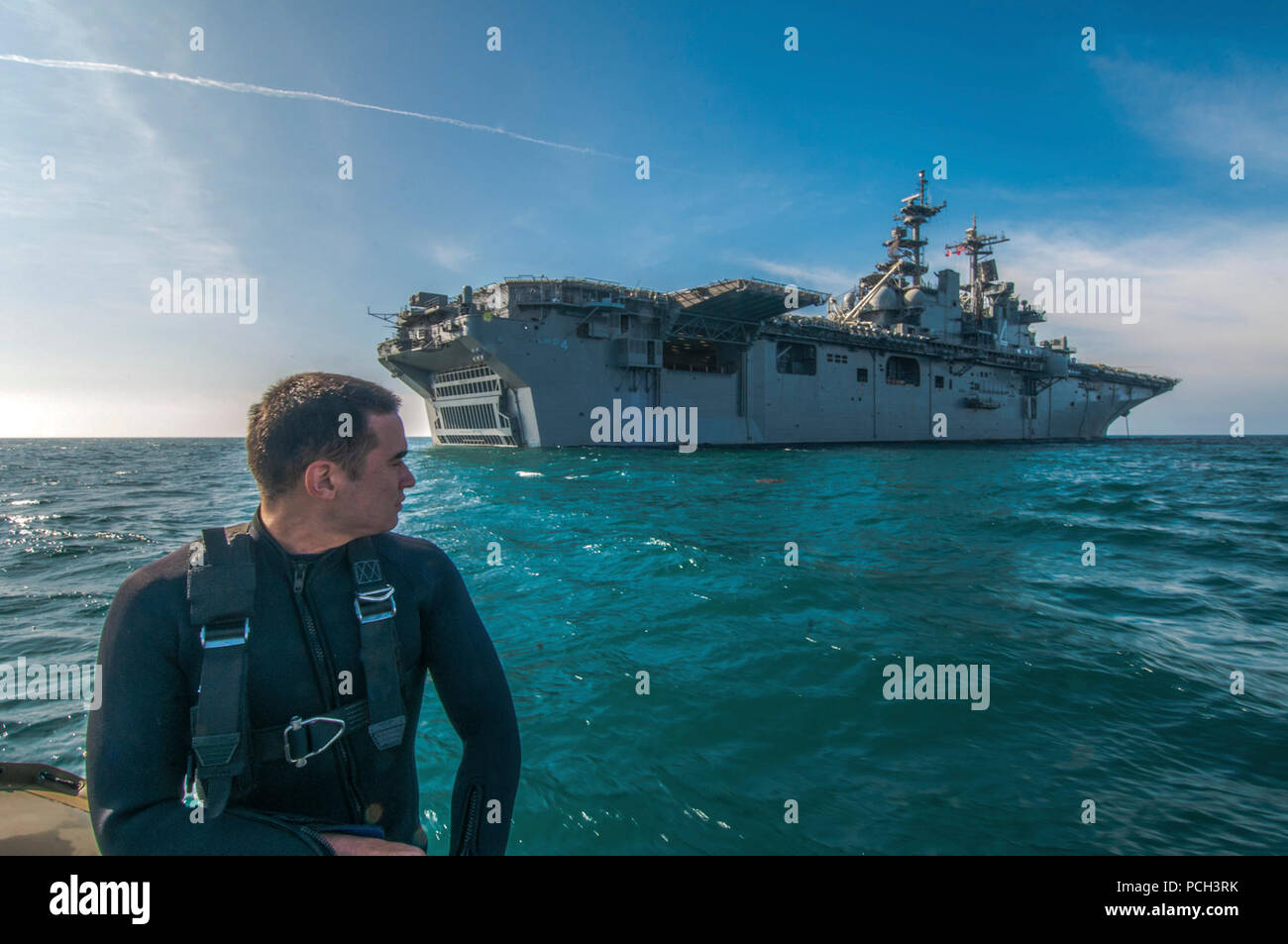 Ozean (31. 4, 2012) ein Such- und Rettungs- schwimmer zu den amphibischen Angriff Schiff USS Boxer (LHD4) steht Watch an Bord eines 7-m-steife Rumpf Schlauchboot zugeordnet. Boxer ist derzeit die Durchführung von Operationen an der Küste von Südkalifornien. Stockfoto