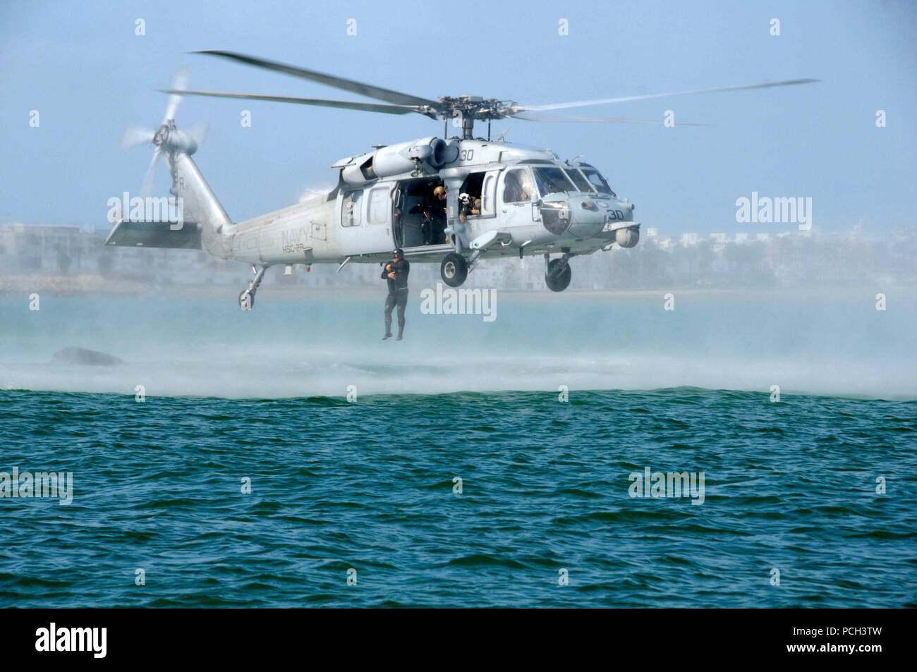 NAVAL STATION Rota, Spanien (März 5, 2015) Eine spanische Marine wirft aus der U.S. Navy SH-60S Sea Hawk Hubschrauber während Hubschrauber Seilaufhängung Ausbildung in Rota, Spanien zu den Drachen Wale von Hubschrauber Meer Combat Squadron (HSC) 28 zugeordnet. Die Ausbildung ist eine gemeinsame Entwicklung zwischen Beseitigung von Explosivstoffen Mobile Einheit (EODMU) 8, Loslösung Rota, und Spanischen Marines. Stockfoto