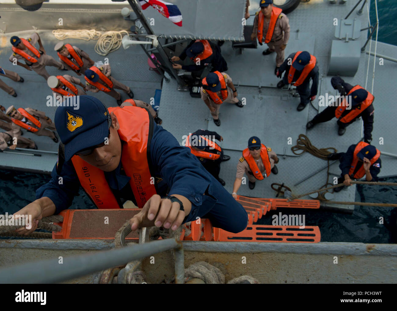 Golf von Thailand (Feb. 19, 2013) Mitglied der Royal Thai Navy verwendet die Piloten Leiter an Bord der Whidbey Island zu klettern - Klasse amphibische Landung dock Schiff USS Tortuga (LSD 46) für eine Tour des Schiffes. Tortuga ist Teil der Bonhomme Richard Amphibious Ready Gruppe und arbeitet in den USA 7 Flotte Verantwortungsbereich. Stockfoto