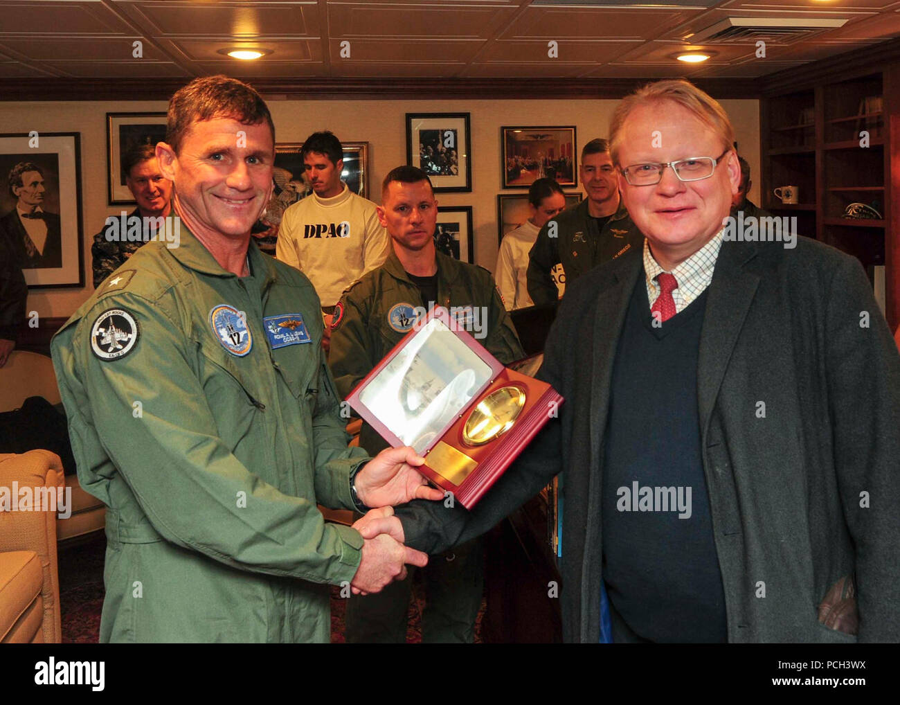 Atlantischer Ozean (22. März 2015) Commander, Carrier Strike Group 12 (Ccsg 12) Hintere Adm. Andrew Lewis, Links, präsentiert ein Zeichen der Wertschätzung an die schwedische Verteidigungsminister Peter Hultqvist an Bord der Nimitz-Klasse Flugzeugträger USS Theodore Roosevelt (CVN 71) März, 22, 2015. Theodore Roosevelt, homeported in Norfolk ist die Durchführung von naval Operations in den USA 6 Flotte Bereich der Maßnahmen zur Unterstützung der US-amerikanischen nationalen Sicherheitsinteressen in Europa. Stockfoto