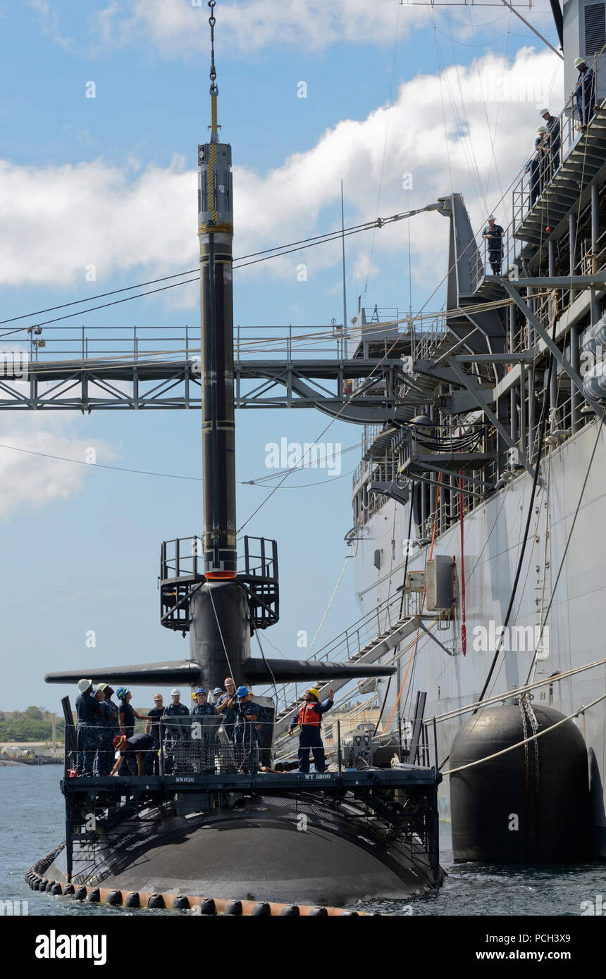 POLARIS, Guam (Nov. 16, 2012) Segler und zivilen Seemänner zu dem u-boot Tender USS Frank Kabel zugewiesen (40) niedriger ein Tomahawk Cruise Missile auf die Los Angeles-Klasse schnell-Angriffs-U-Boot USS Oklahoma City (SSN723). Frank Kabel führt die Wartung und den Support von U-Booten und Überwasserschiffen in den USA 7 Flotte Verantwortungsbereich eingesetzt Stockfoto