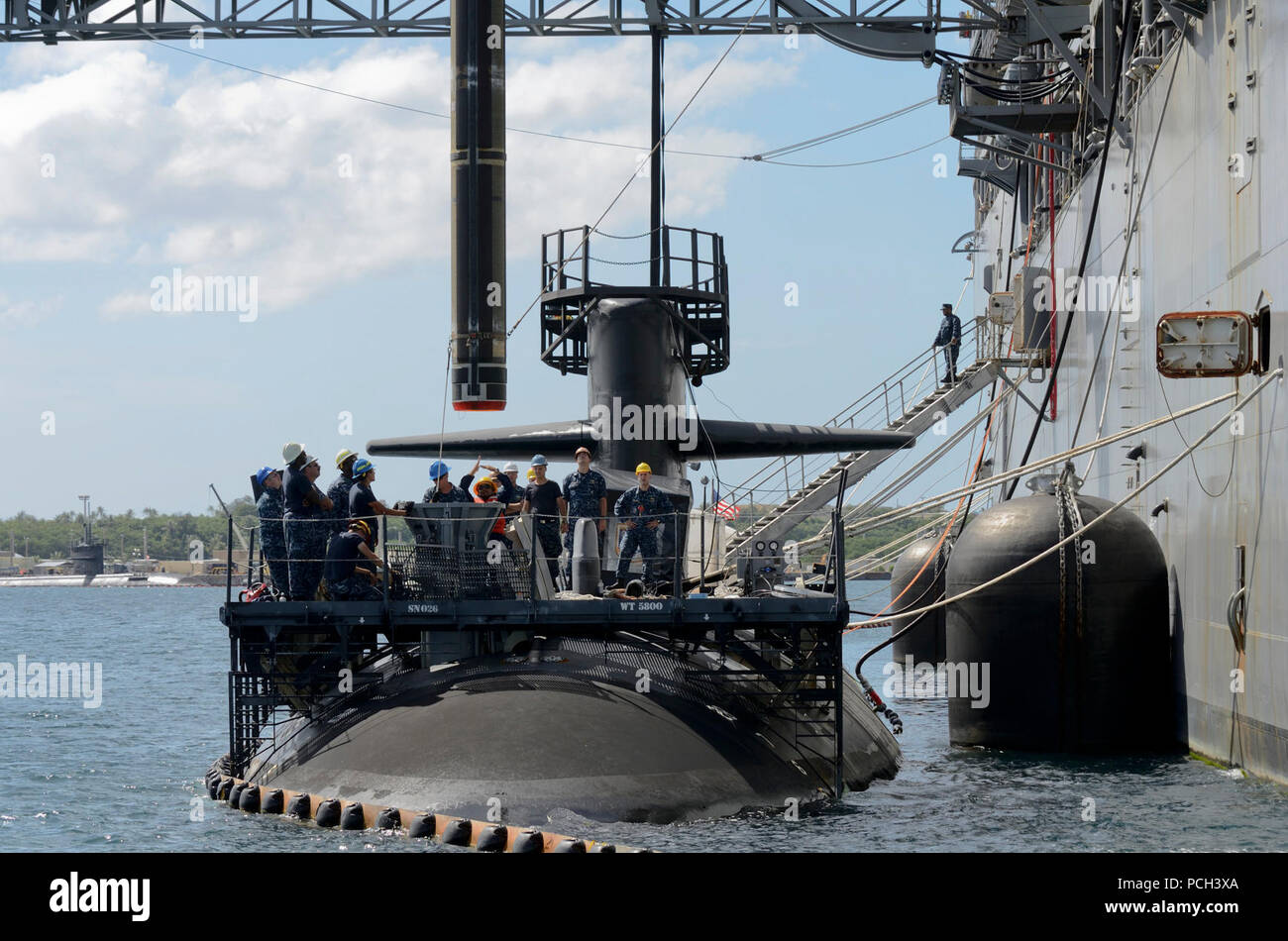 POLARIS, Guam (Nov. 16, 2012) Segler und zivilen Seemänner zu dem u-boot Tender USS Frank Kabel zugewiesen (40) niedriger ein Tomahawk Cruise Missile auf die Los Angeles-Klasse schnell-Angriffs-U-Boot USS Oklahoma City (SSN723). Frank Kabel führt die Wartung und den Support von U-Booten und Überwasserschiffen in den USA 7 Flotte Verantwortungsbereich eingesetzt Stockfoto