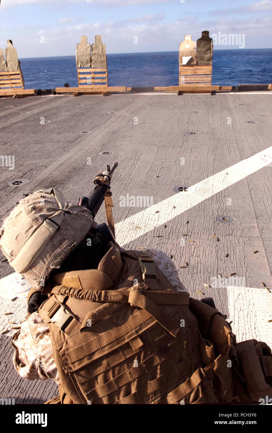Ein US-Marine bis 22 Marine Expeditionary Unit Brände einer M16-Gewehr beim Tragen ein M50 gasmaske während einer Live-Fire Training an Bord amphibische Landung dock Schiff USS Langley (LSD 41), die im Mittelmeer, 10. Juni 2011. Whidbey Island wurde als Teil der Bataan Amphibious Ready Gruppe implementiert. Stockfoto Ein US-Marine bis 22 Marine Expeditionary Unit Brände einer M16-Gewehr beim Tragen ein M50 gasmaske während einer Live-Fire Training an Bord amphibische Landung dock Schiff USS Langley (LSD 41), die im Mittelmeer, 10. Juni 2011. Whidbey Island wurde als Teil der Bataan Amphibious Ready Gruppe implementiert. Stockfoto