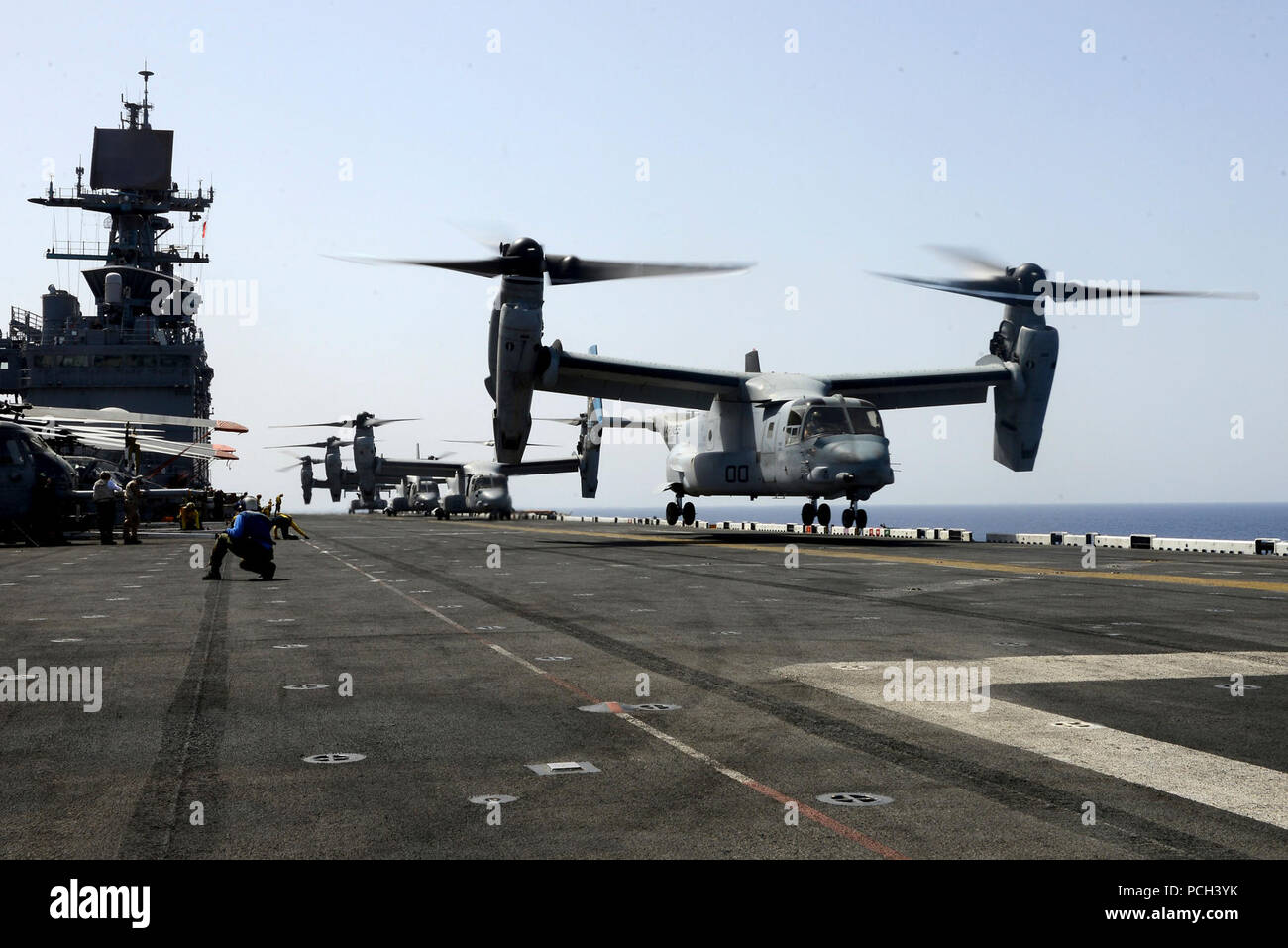 Ein U.S. Marine Corps MV-22 Osprey Kipprotor-flugzeug zieht aus den amphibischen Angriff Schiff USS Bataan (LL 5) Juni 28, 2014, während der Fahrt im Roten Meer. Die bataan war unterwegs Unterstützung Maritime Security Operations und Theater Sicherheit Zusammenarbeit in den USA 5 Flotte Verantwortungsbereich. Stockfoto Ein U.S. Marine Corps MV-22 Osprey Kipprotor-flugzeug zieht aus den amphibischen Angriff Schiff USS Bataan (LL 5) Juni 28, 2014, während der Fahrt im Roten Meer. Die bataan war unterwegs Unterstützung Maritime Security Operations und Theater Sicherheit Zusammenarbeit in den USA 5 Flotte Verantwortungsbereich. Stockfoto