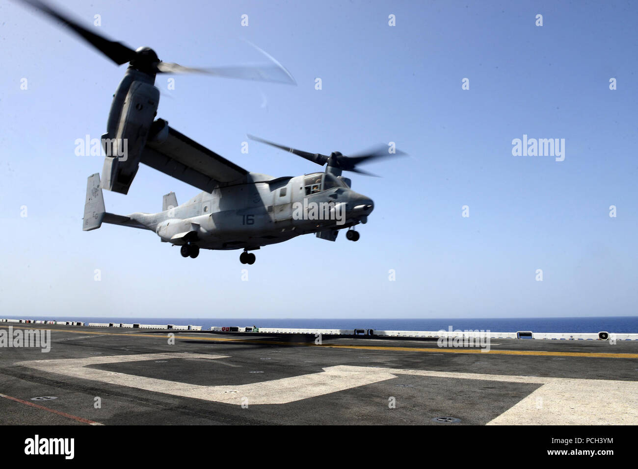Ein U.S. Marine Corps MV-22 Osprey Kipprotor-flugzeug zieht aus den amphibischen Angriff Schiff USS Bataan (LL 5) Juni 28, 2014, während der Fahrt im Roten Meer. Die bataan war unterwegs Unterstützung Maritime Security Operations und Theater Sicherheit Zusammenarbeit in den USA 5 Flotte Verantwortungsbereich. Stockfoto