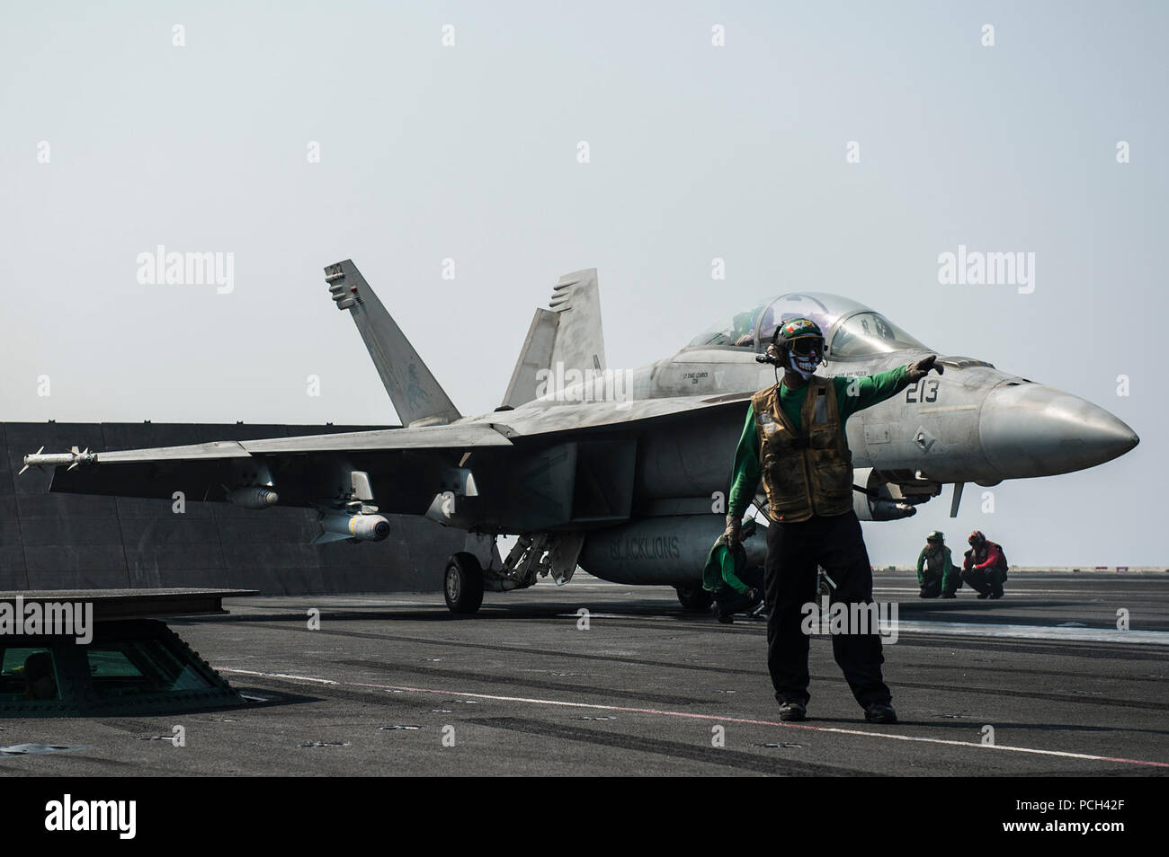 Ein U.S. Navy F/A-18F Super Hornet aircraft zugeordnet Strike Fighter Squadron (VFA) 213 bereitet aus dem Flugzeugträger USS George H.W. zu starten Bush (CVN 77) Sept. 1, 2014, im Persischen Golf. Die George H.W. Bush war die Maritime Security Operations und Theater Sicherheit Zusammenarbeit in den USA 5 Flotte Verantwortungsbereich. Stockfoto