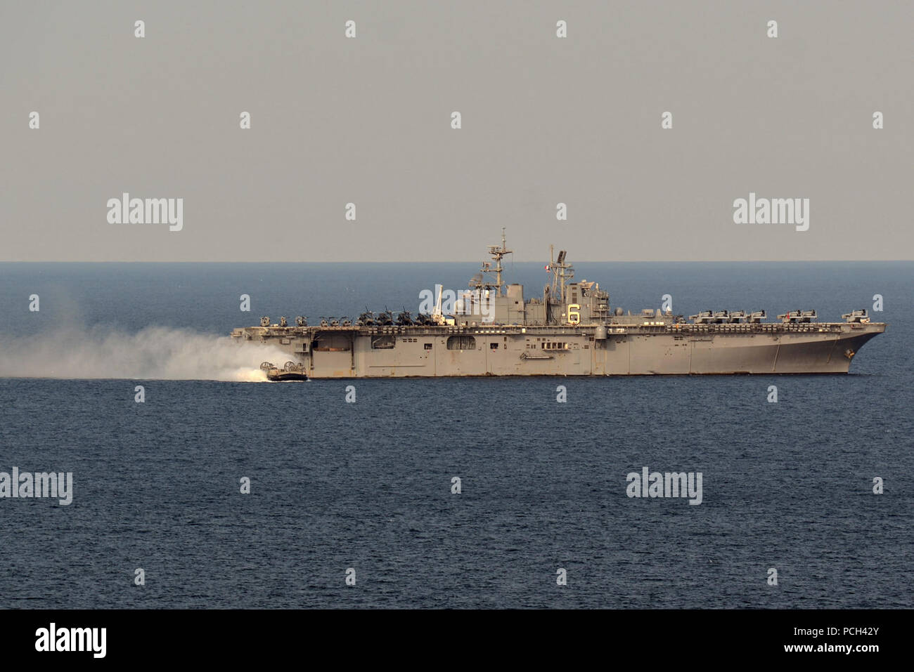 Ein U.S. Navy Landing Craft, Luftpolster zu Naval Beach Einheit 7 zugeordnet fährt das Deck des Amphibious Assault ship USS BONHOMME RICHARD (LHD 6) im Ostchinesischen Meer April 11, 2014. Bonhomme Richard war unterwegs in den USA 7 Flotte Verantwortungsbereich unterstützen Maritime Security Operations und Theater Sicherheit Bemühungen um Zusammenarbeit. Stockfoto