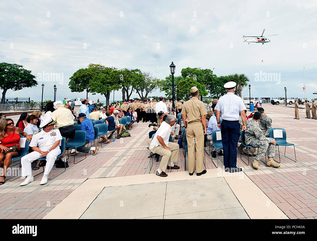 Ein U.S. Navy MH-60S Sea Hawk Hubschrauber fliegt durch während einer 9/11 Gedenkveranstaltung an die Taste Tasten West-Florida historische militärische Gedenkstätte in Key West, Fla., Sept. 11, 2014. Terroristen entführten vier Passagierflugzeuge Sept. 11, 2001. Zwei der Flugzeuge absichtlich in das World Trade Center in New York; man war stürzte in das Pentagon, das Vierte stürzte in der Nähe von Shanksville, Pa fast 3.000 Menschen bei den Angriffen ums Leben gekommen. Stockfoto