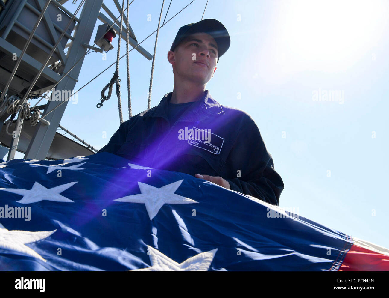 5. US-Flotte EINSATZGEBIET (Feb. 7, 2018) Bootsmann Mate Seemann Austin Schneider hilft eine Schlacht der Stern Falten an Bord der Küstenwache Schiff USS Hurricane (PC3) während der Übung Khunjar Haad. Khunjar Haad ist ein multilaterales, Oberflächen, Luft und die Beseitigung von Explosivstoffen Übung mit der US Navy, US Coast Guard, Royal Navy von Oman, Royal Air Force von Oman, Royal Saudi Seestreitkräfte, die Französische Marine Nationale und in Großbritannien Royal Navy, um die Interoperabilität, die gegenseitige Unterstützung und langfristige regionale Zusammenarbeit der Kräfte, die in den Persischen Golf zu verbessern. Stockfoto