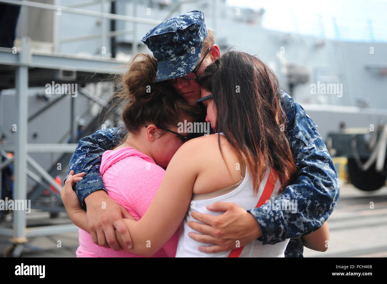 Ein US-Segler in den geführten zugeordnet Anti-raketen-Zerstörer USS Michael Murphy (DDG112) umfasst die Familie und Freunde vor dem Verlassen Joint Base Pearl Harbor-Hickam, Hawaii, für eine unabhängige Bereitstellung in der westlichen Pazifischen Ozean Okt. 20, 2014. Die Murphy war planmäßigen Abschreibungen auf Geschäfts- oder Aktivitäten mit Partner Nationen zusammen mit verschiedenen Präsenz Operationen während der ersten Operativen vorwärts Bereitstellung des Schiffes durchzuführen. Stockfoto