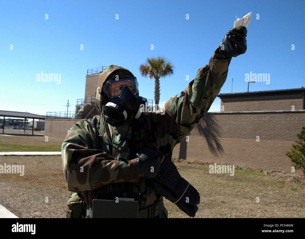 Ein US-Sailor mit Naval Mobile Konstruktion (NMCB) 25 Tests Luftqualität mit einem M256 Chemical Agent Detector Kit während eines simulierten chemische Angriffe während der chemischen, biologischen und radiologischen (CBR) Team Training im Schiffsbau Bataillon Zentrum Gulfport, Fräulein, 14.02.2014. Die Ausbildung NMCB-25 mit Einarbeitung bei CBR-Erkennung und Dekontamination. NMCB-25 Ausbildung für einen geplanten Einsatz zur Unterstützung der Operation Enduring Freedom. Stockfoto