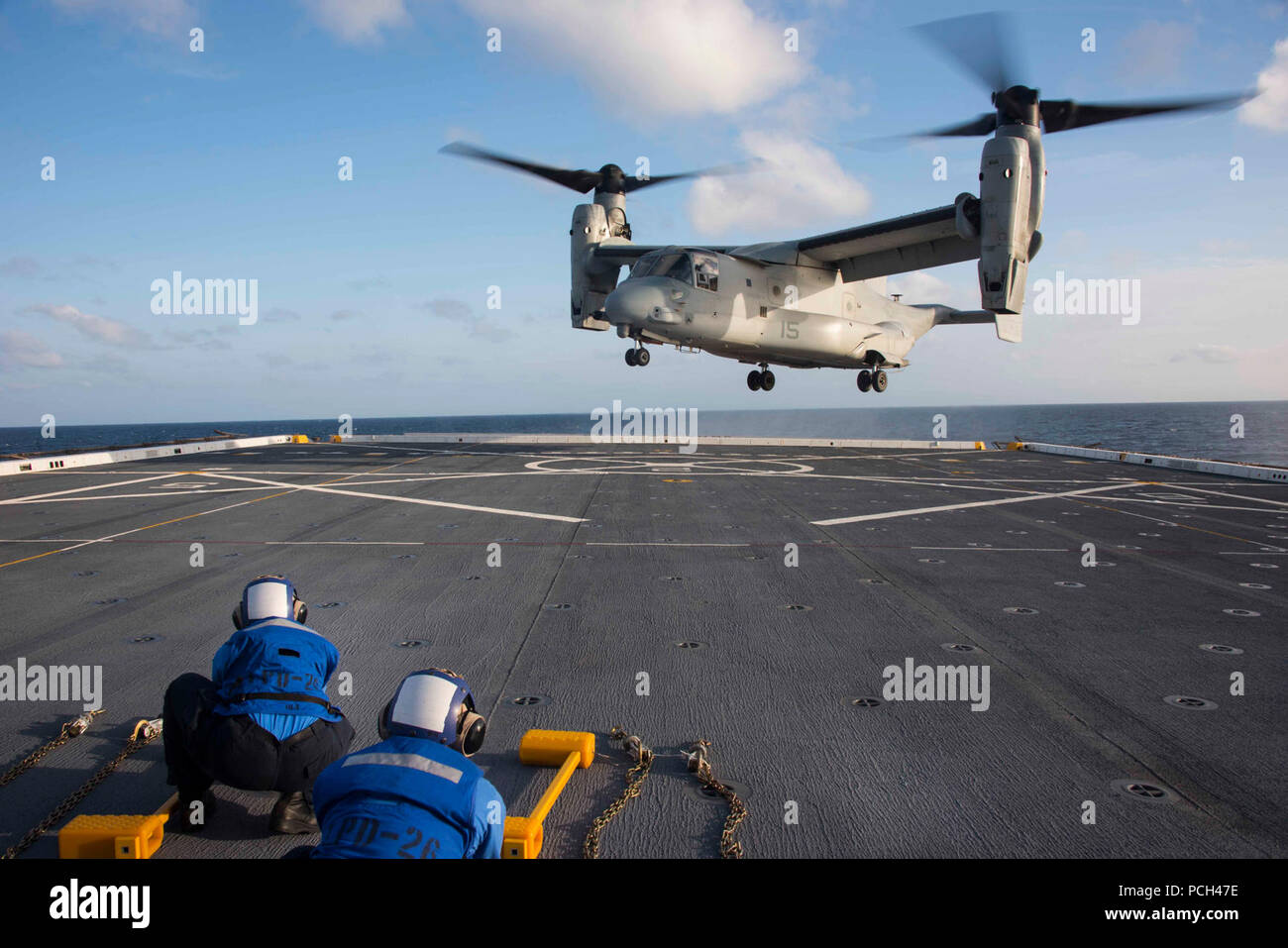 Atlantischer Ozean (Sept. 15, 2016) - eine V22 Osprey, angeschlossen an Marine Medium Tiltrotor Squadron 263 (VMM), bereitet sich auf die Landung auf dem Flugdeck der USS John Murtha (LPD S. 26) liefert ein Kompliment der US-Marines, die sich auf das Schiff in den Atlantischen Ozean Sept. 15. Die eingeschifften Marineinfanteristen unterstützt John Murtha während Ihrer Inbetriebnahme Zeremonie in Philadelphia Okt. 15. Stockfoto