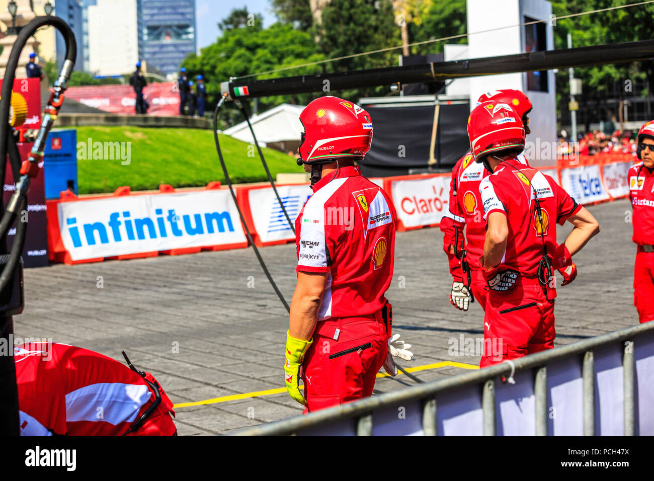 Mexiko City, Mexiko - 08 Juli, 2015: Pit Crew wartet, Esteban Gutiérrez auf seinem Ferrari F1 F60 Auto zum Boxenstopp für Rad wechseln zu gelangen. Bei der Scuderia Ferrari Straße Demo von Telcel - ad infinitum. Stockfoto