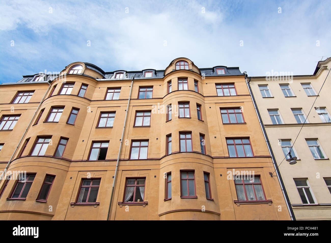 Vasastan typische jahrhundert alte Gebäude in Gelb reibeputz in Stockholm, Schweden. Stockfoto