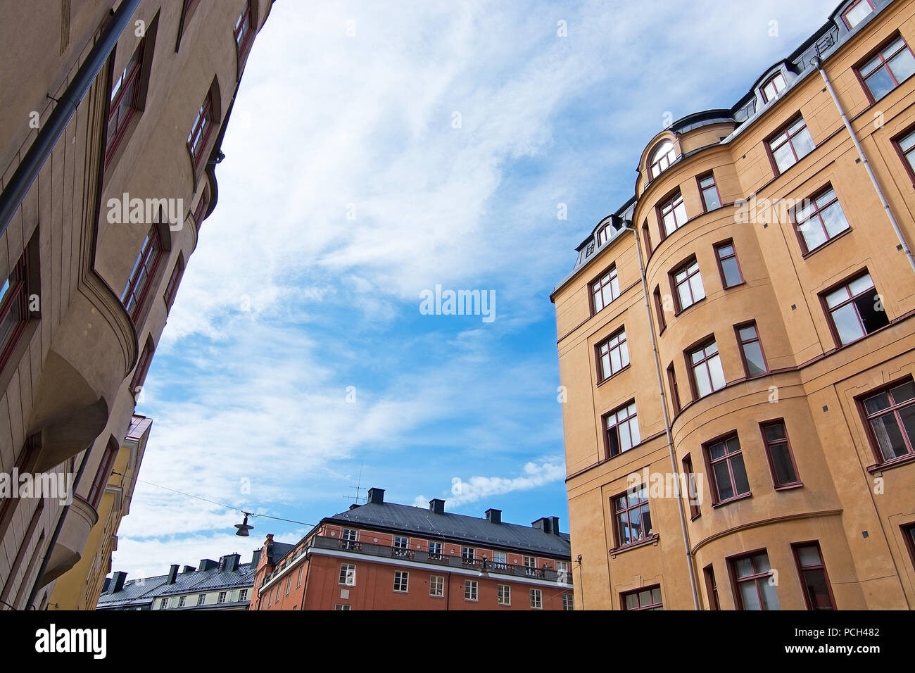 Vasastan typische jahrhundert alte Gebäude in Gelb reibeputz in Stockholm, Schweden. Stockfoto