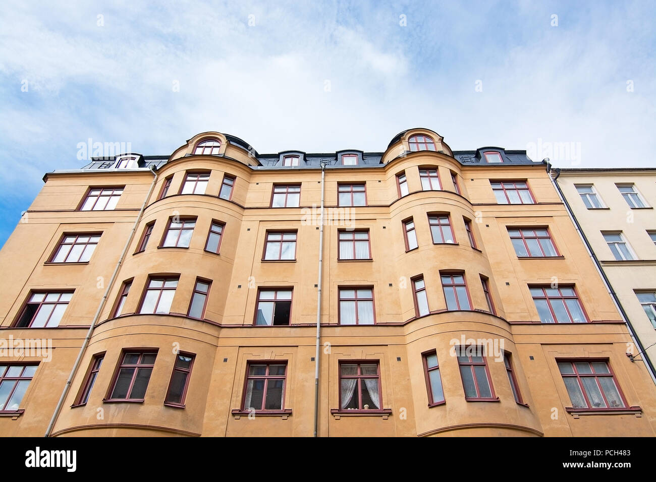 Vasastan typische jahrhundert alte Gebäude in Gelb reibeputz in Stockholm, Schweden. Stockfoto