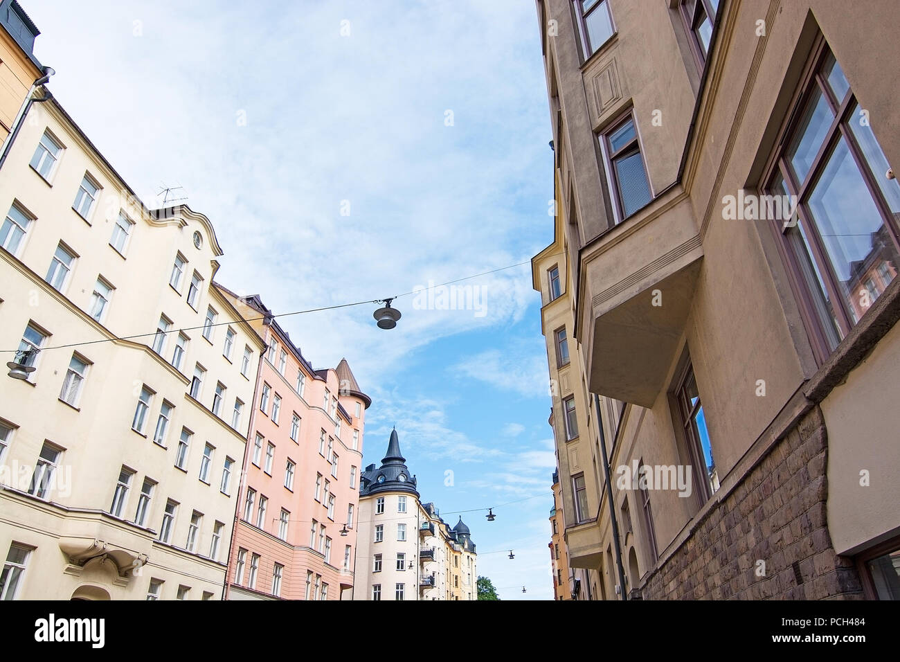 Vasastan typische jahrhundert alte Gebäude in Gelb reibeputz in Stockholm, Schweden. Stockfoto
