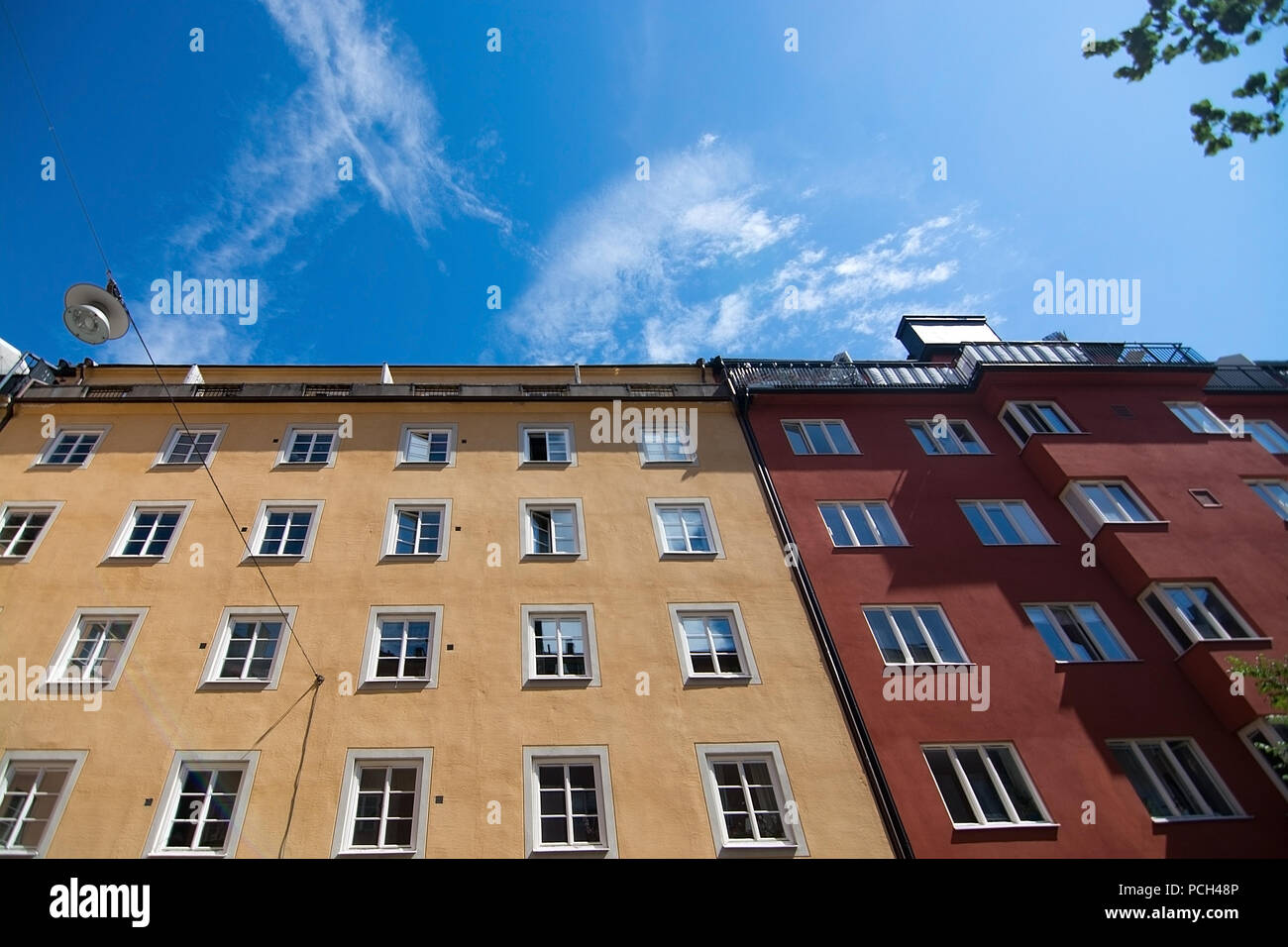 Die Wohngebäude nach oben und blauer Himmel in Södermalm in Stockholm, Schweden. Stockfoto