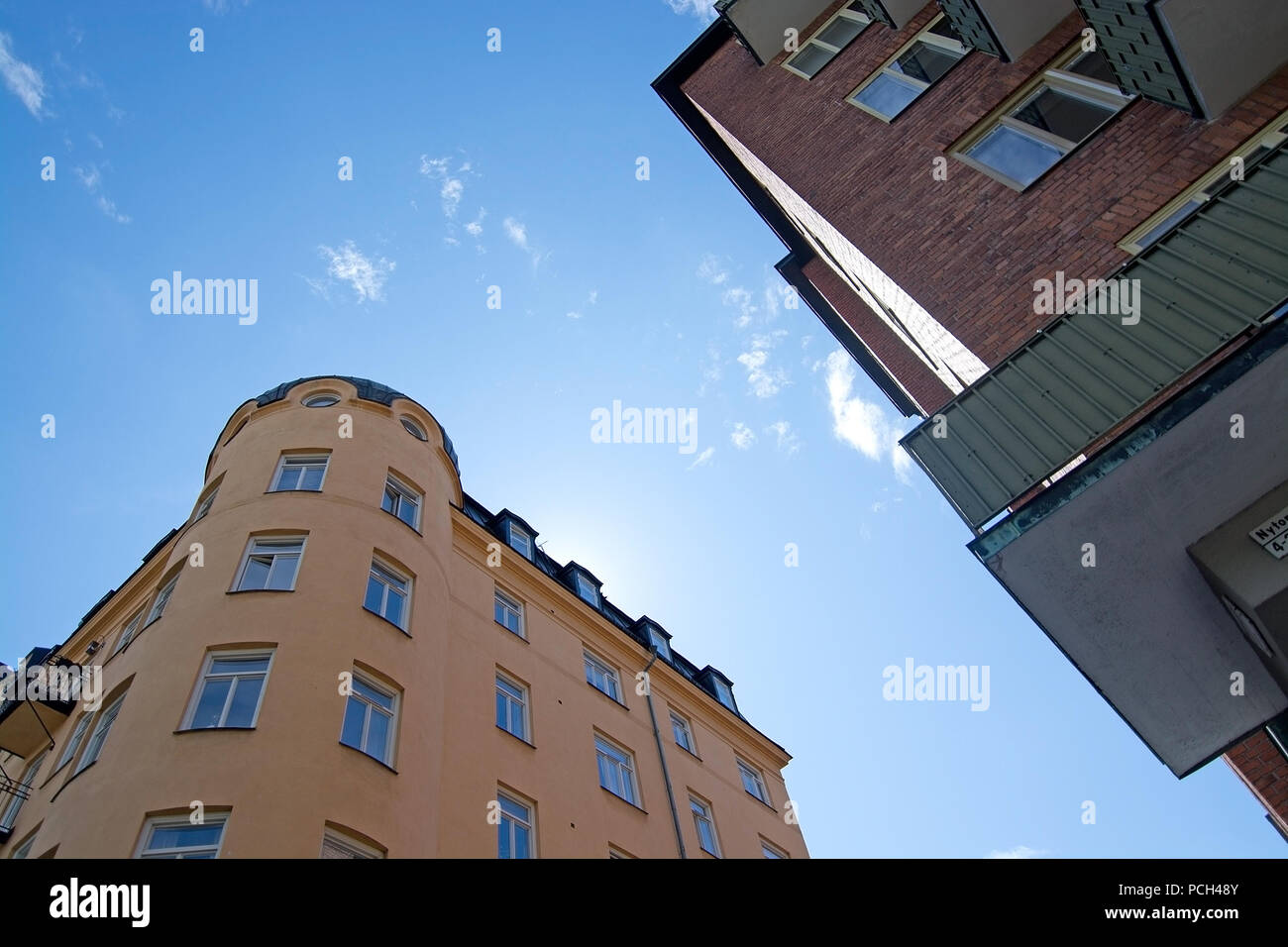 Die Wohngebäude nach oben und blauer Himmel in Södermalm in Stockholm, Schweden. Stockfoto