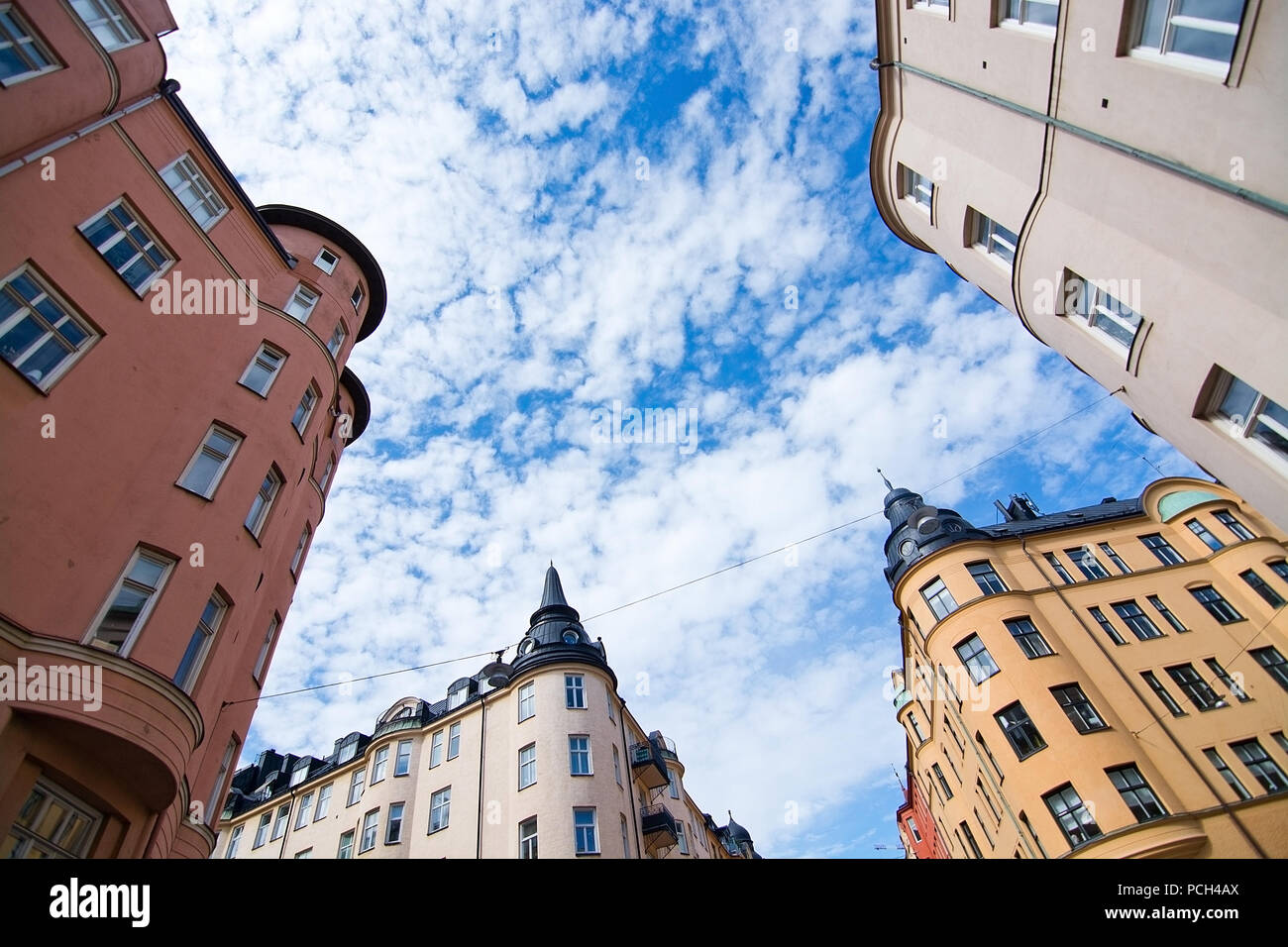 Vasastan typische jahrhundert alte Gebäude in Gelb Beige und Rot reibeputz in Stockholm, Schweden. Stockfoto