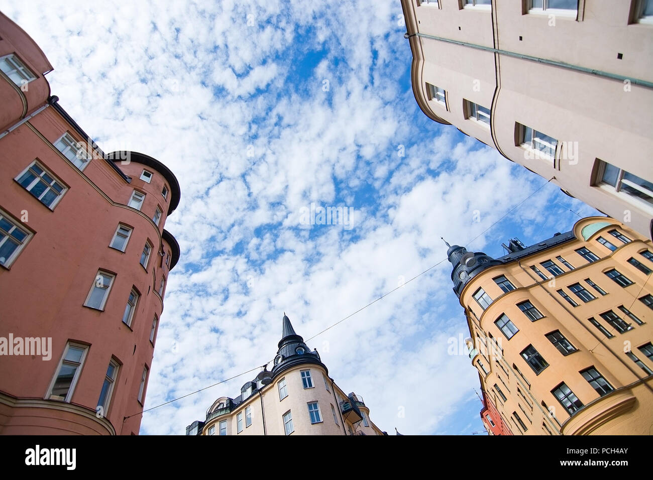 Vasastan typische jahrhundert alte Gebäude in Gelb Beige und Rot reibeputz in Stockholm, Schweden. Stockfoto