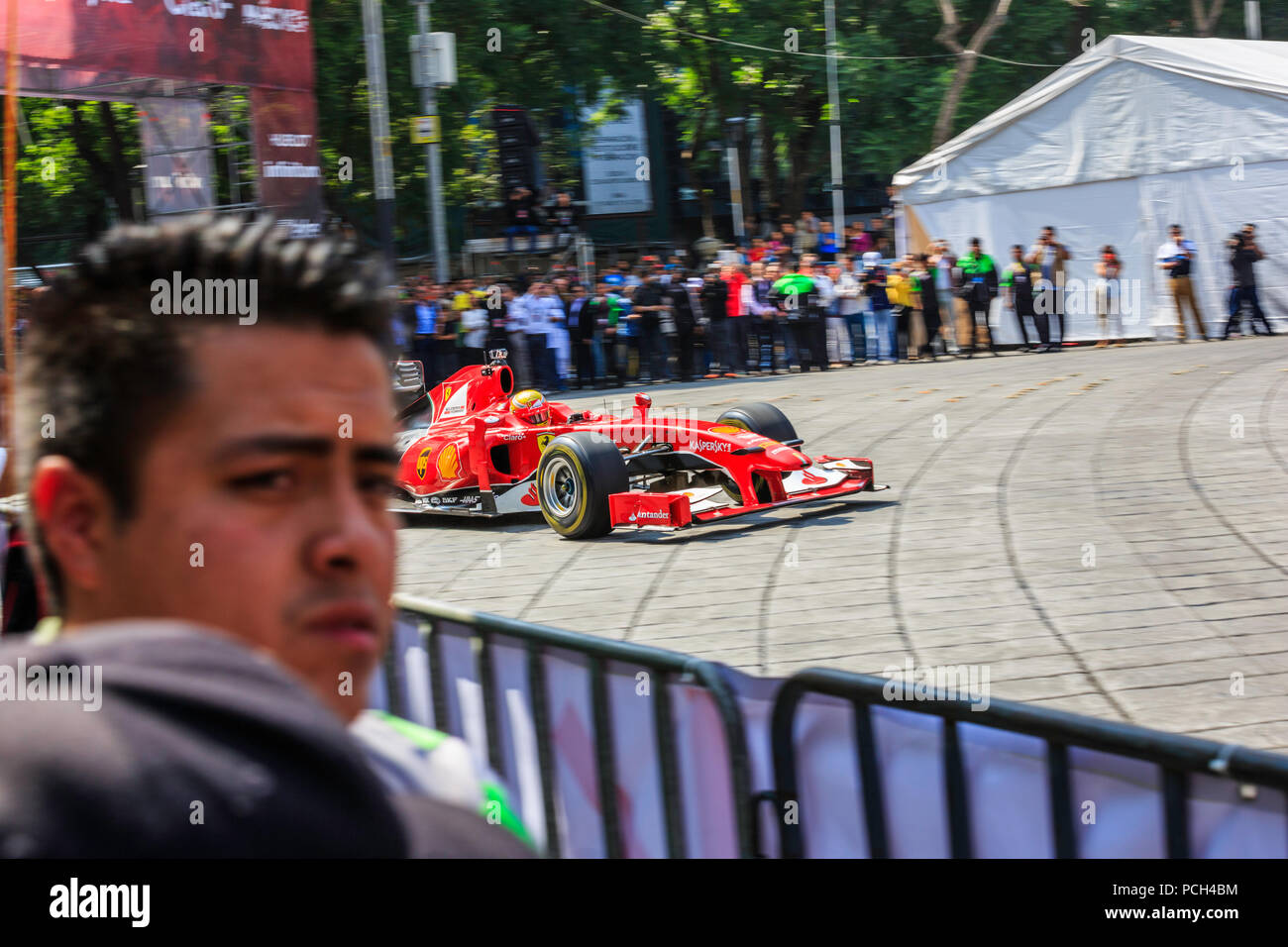 Mexiko City, Mexiko - 08 Juli, 2015: Esteban Gutiérrez, die auf der Straße auf seinem Ferrari F1 F60 Auto am Paseo de la Reforma Avenue. Bei der Scuderia Ferrari Straße Demo von Telcel - ad infinitum. Stockfoto