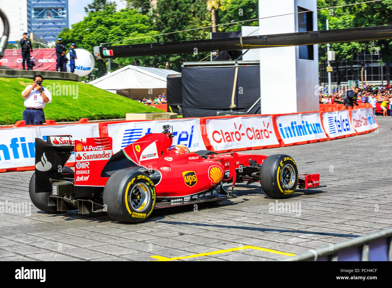 Mexiko City, Mexiko - 08 Juli, 2015: Esteban Gutiérrez, die auf der Straße auf seinem Ferrari F1 F60 Auto am Paseo de la Reforma Avenue. Bei der Scuderia Ferrari Straße Demo von Telcel - ad infinitum. Stockfoto