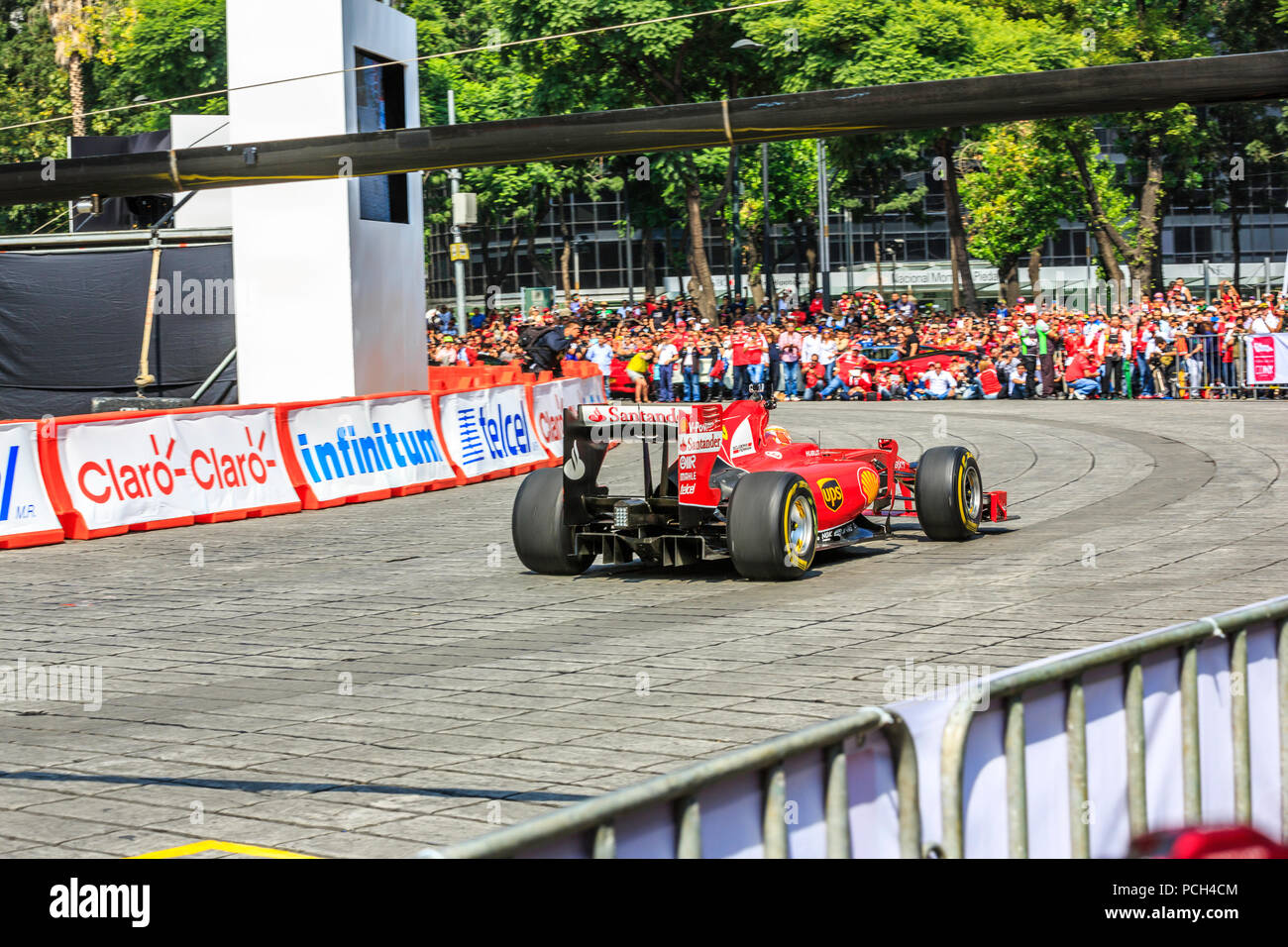 Mexiko City, Mexiko - 08 Juli, 2015: Esteban Gutiérrez, die auf der Straße auf seinem Ferrari F1 F60 Auto am Paseo de la Reforma Avenue. Bei der Scuderia Ferrari Straße Demo von Telcel - ad infinitum. Stockfoto