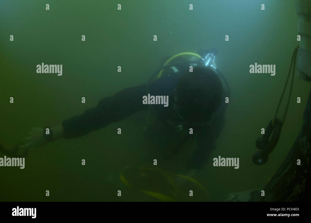 Us-FÜNFTEN FLOTTE VERANTWORTUNGSBEREICH (Okt. 23, 2012) Navy Diver 2. Klasse Matthew Cortez, auf Mobile Tauchen und Bergung (MDSU) 1, 1-5, die Bewertung und Identifizierung von einer Mine Anfälligkeit system Orte während Tauchbasen zugeordnet. MDSU 1 ist mit Commander, Task Group (CTG) 56,1 zugeordnet und stellt meine Gegenmaßnahme, die Beseitigung von Explosivstoffen, bergung Tauchen, Terrorismusbekämpfung und Schutz für die USA 5 Flotte Verantwortungsbereich Stockfoto