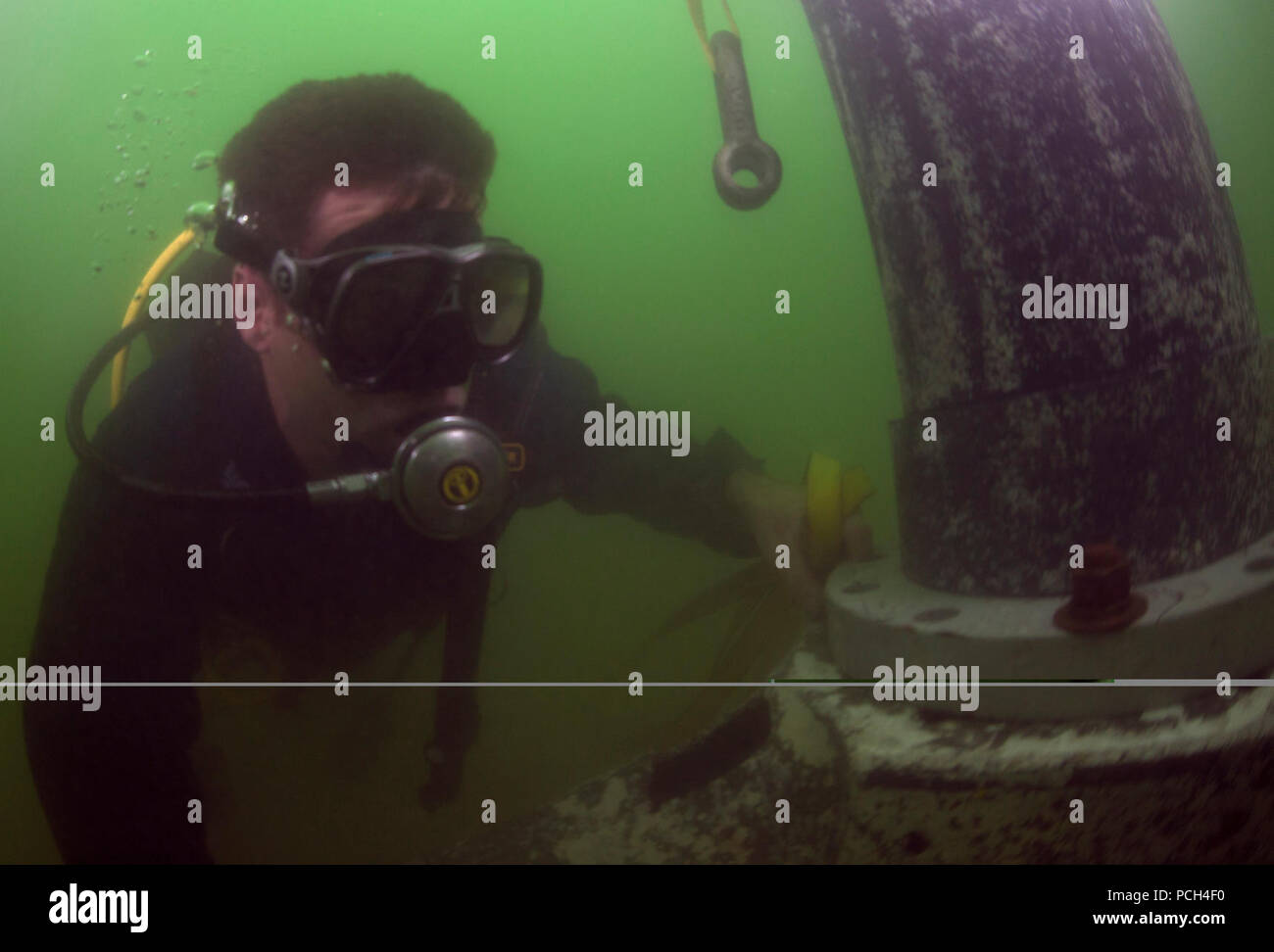 ) Marine Diver 2. Klasse Matthew Cortez, auf Mobile Tauchen und Bergung (MDSU) 1, 1-5, die Bewertung und Identifizierung von einer Mine Anfälligkeit system Orte während Tauchbasen zugeordnet. MDSU 1 ist mit Commander, Task Group (CTG) 56,1 zugeordnet und stellt meine Gegenmaßnahme, die Beseitigung von Explosivstoffen, bergung Tauchen, Terrorismusbekämpfung und Schutz für die USA 5 Flotte Verantwortungsbereich Stockfoto