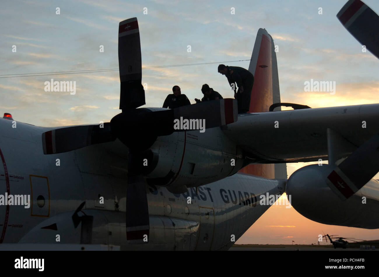 Coast Guard Flight Crew, von der Coast Guard Air Station Clearwater, Arbeit am Flügel einer HC-130 H Wartungsarbeiten vor einer bevorstehenden Flug am U.S. Naval Station Guantanamo Bay Flugplatz, 31.01.19. Das Bordpersonal ist zur Unterstützung der Operation einheitliche Antwort bereitgestellt, die Bereitstellung humanitärer Hilfe für Haiti. Stockfoto Coast Guard Flight Crew, von der Coast Guard Air Station Clearwater, Arbeit am Flügel einer HC-130 H Wartungsarbeiten vor einer bevorstehenden Flug am U.S. Naval Station Guantanamo Bay Flugplatz, 31.01.19. Das Bordpersonal ist zur Unterstützung der Operation einheitliche Antwort bereitgestellt, die Bereitstellung humanitärer Hilfe für Haiti. Stockfoto