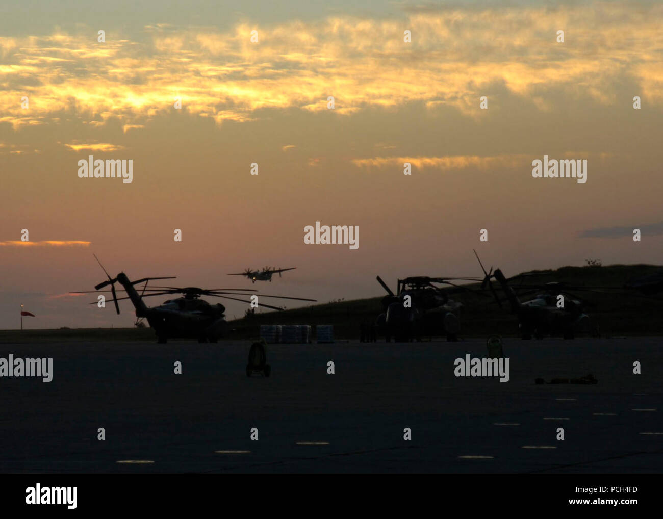 Ein C-2 Greyhound Aircraft kommt für eine Landung am U.S. Naval Station Guantanamo Bay Flugplatz, wie die Sonne, 31.01.19. Das Flugzeug ist ein Teil der Flotte Logistik Squadron VRC-40 zur Unterstützung der Operation einheitliche Antwort bereitgestellt, die Bereitstellung humanitärer Hilfe für Haiti. Stockfoto Ein C-2 Greyhound Aircraft kommt für eine Landung am U.S. Naval Station Guantanamo Bay Flugplatz, wie die Sonne, 31.01.19. Das Flugzeug ist ein Teil der Flotte Logistik Squadron VRC-40 zur Unterstützung der Operation einheitliche Antwort bereitgestellt, die Bereitstellung humanitärer Hilfe für Haiti. Stockfoto