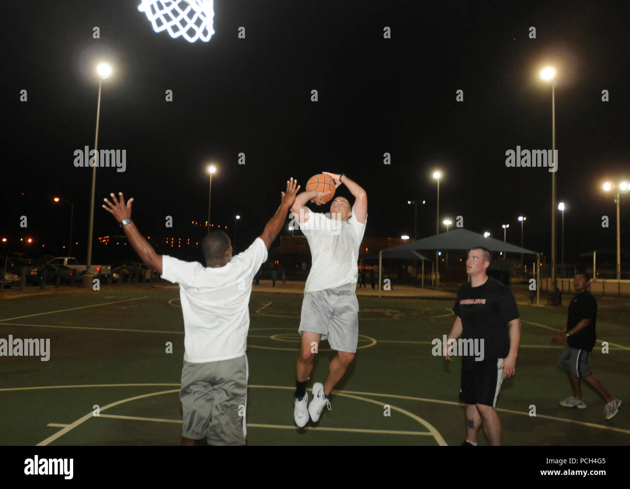 Master Sgt. Derrick Hildebrant von der Basis Not Ingenieur Kraft der 138 Fighter Wing, Oklahoma Air National Guard, Antriebe für Netz während einer temperamentvollen Basketball Spiel, Feb 2. Die 138 unterstützt die Joint Task Force Guantanamo durch Beibehaltung der Expeditionary recht komplex und Camp Gerechtigkeit Einrichtungen und Infrastruktur. Stockfoto
