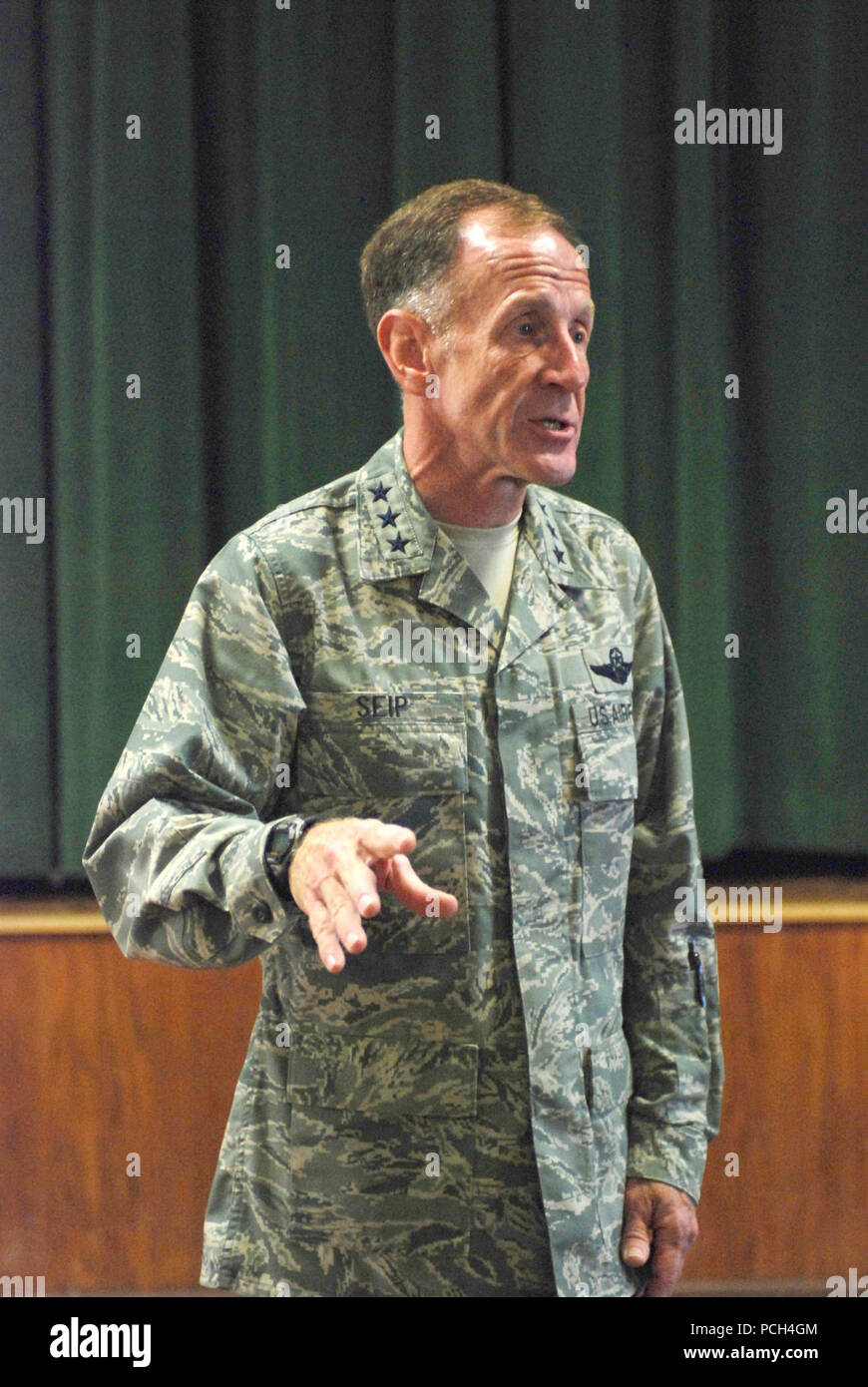 Air Force Generalleutnant Norman Seip, Kommandeur der 12. Luftwaffe und Air Forces Southern, spricht mit Joint Task Force Guantanamo Flieger bei einem All-Hände-Anruf hier, 9. April 2008. Seip Haushaltsfragen und der gestiegenen Nachfrage für taktische Luft Kontrollpersonals, unbemannte Flugsysteme und Cyber-Kriegsführung sowie fielding JTF-spezifische Fragen angesprochen. JTF Guantanamo führt durch sichere und humane Pflege und Obhut von Festgenommenen feindlichen Kämpfern. Die JTF führt Verhör Operationen um strategische Intelligenz zur Unterstützung der globalen Krieg gegen den Terror zu sammeln und unterstützt die Strafverfolgungsbehörden und Krieg crim Stockfoto