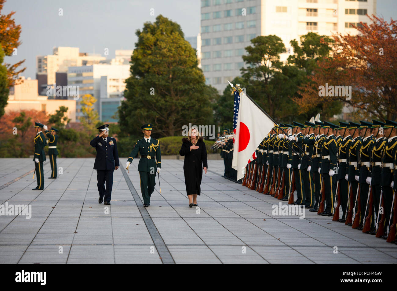 TOKYO, Japan (21. November 2014) US-Luftwaffe Deborah Lee James erhält eine Ehrenwache Zeremonie an das japanische Ministerium für Verteidigung. [State Department Stockfoto