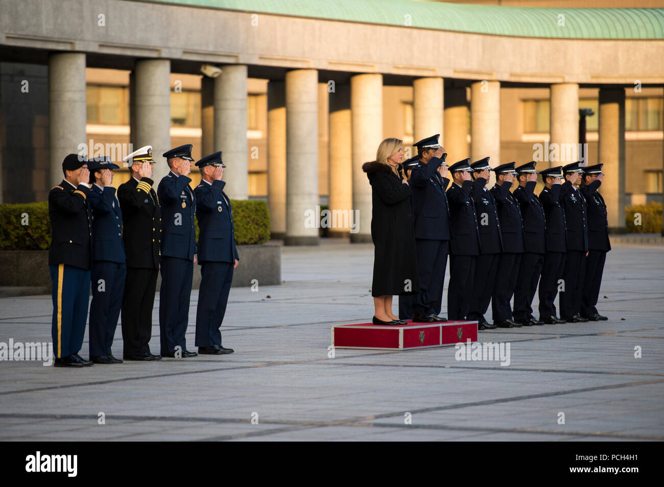 TOKYO, Japan (21. November 2014) US-Luftwaffe Deborah Lee James erhält eine Ehrenwache Zeremonie an das japanische Ministerium für Verteidigung. [State Department Stockfoto