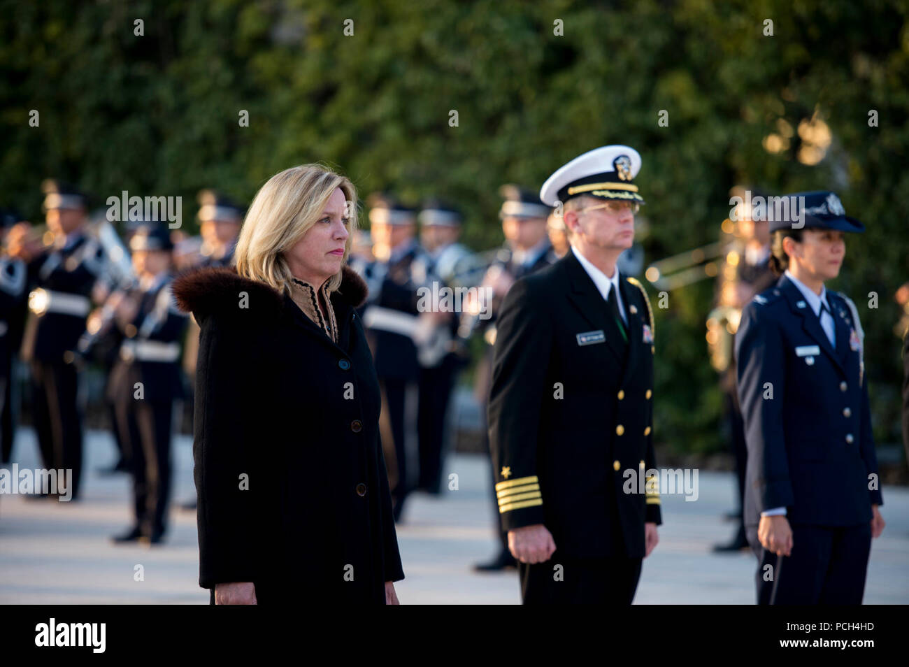 TOKYO, Japan (21. November 2014) US-Luftwaffe Deborah Lee James beteiligt sich an einer Kranzniederlegung Zeremonie an das japanische Ministerium für Verteidigung. [State Department Stockfoto