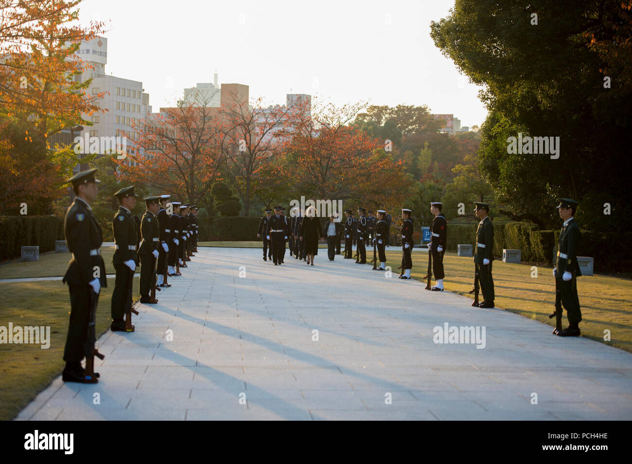 TOKYO, Japan (21. November 2014) US-Luftwaffe Deborah Lee James beteiligt sich an einer Kranzniederlegung Zeremonie an das japanische Ministerium für Verteidigung. [State Department Stockfoto