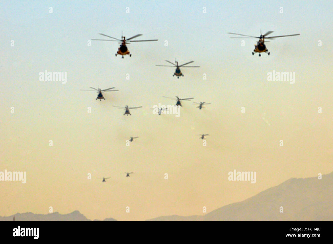 KABUL, Afghanistan - eine Sammlung von Mi-17 und Mi-35 Hubschrauber und C-27 und An-32 Fest Flügel Handwerk Teil in einem Air Show in der Feier des Sieges am 28. April 2010 in Kabul, Afghanistan. (US Navy Stockfoto