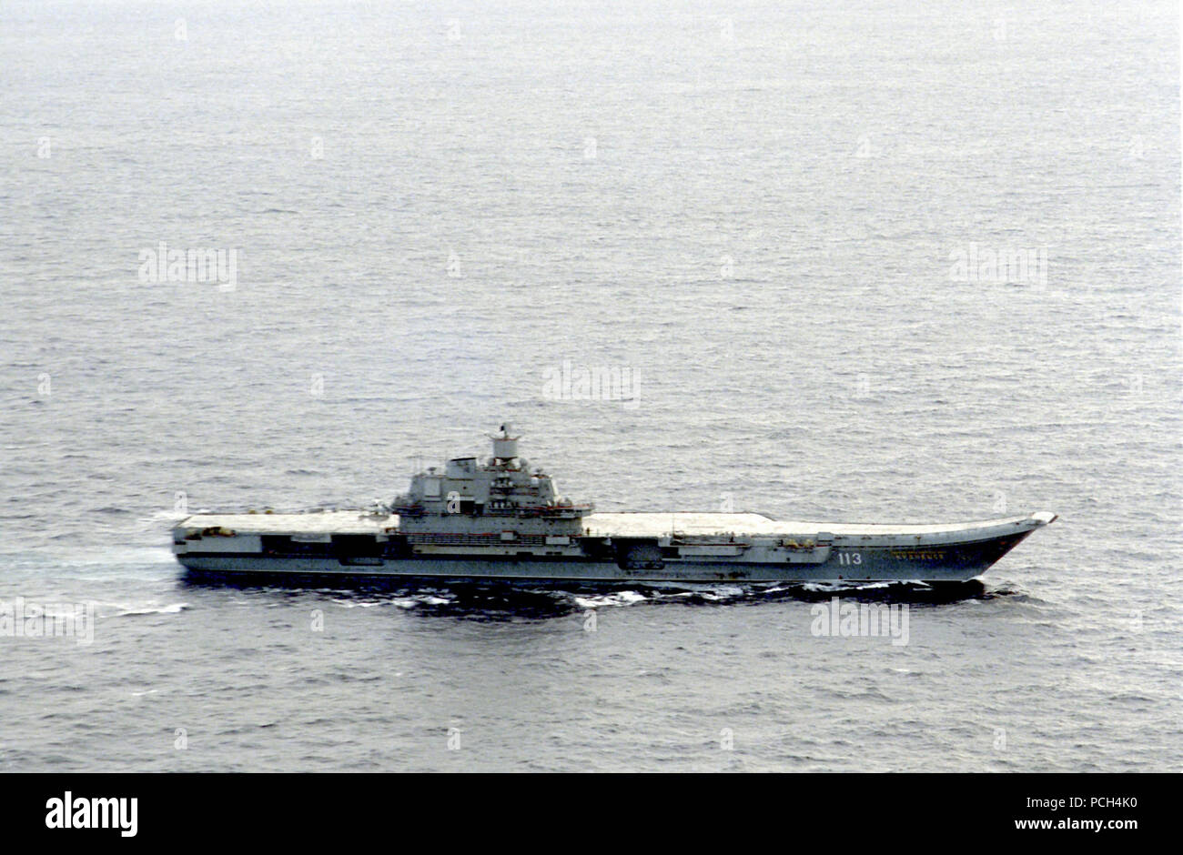 Ein steuerbord Strahl Blick auf die sowjetische Flugzeugträger Admiral der Flotte der Sowjetunion KUZNETSOV im Gange. Die kuznetsov ist auf dem Weg nach Norden mit der sowjetischen Flotte. Stockfoto