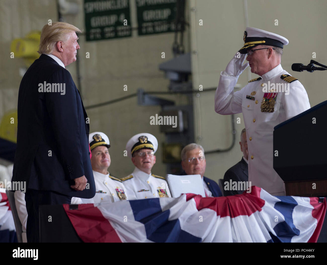 (22. Juli 2017) Kapitän Richard McCormack, kommandierender Offizier der Flugzeugträger USS Gerald R. Ford (CVN 78), begrüßt Präsident Donald J. Trumpf, als er den Befehl übernimmt während der Inbetriebnahme des Schiffes Zeremonie an der Naval Station Norfolk, VA Ford ist der Leitung Schiff der Ford-Klasse Flugzeugträger, und die ersten neuen US-Flugzeugträger Design seit 40 Jahren. Stockfoto