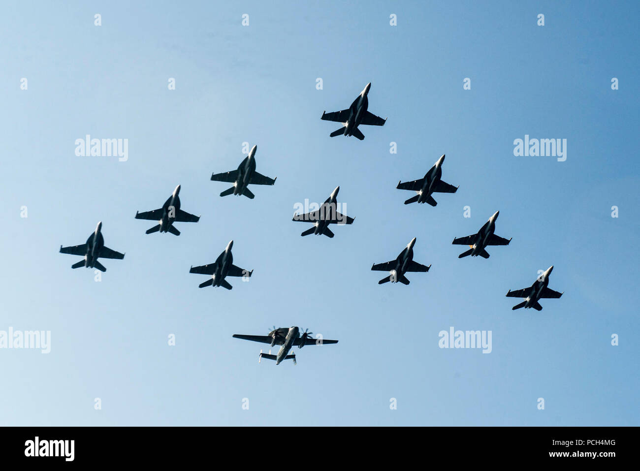 Philippinischen MEER (März 7, 2016) - Flugzeuge Carrier Air Wing (Cvw) 9 fliegen in Formation während einer Air Power Demonstration über USS John C Stennis (CVN 74) zugeordnet. Die Bereitstellung einer bereit, Kraft für die Sicherheit und Stabilität in der Indo-Asia - Pazifik, Stennis arbeitet als Teil der Großen Grüne Flotte in regelmäßigen 7 Flotte Bereitstellung. Stockfoto