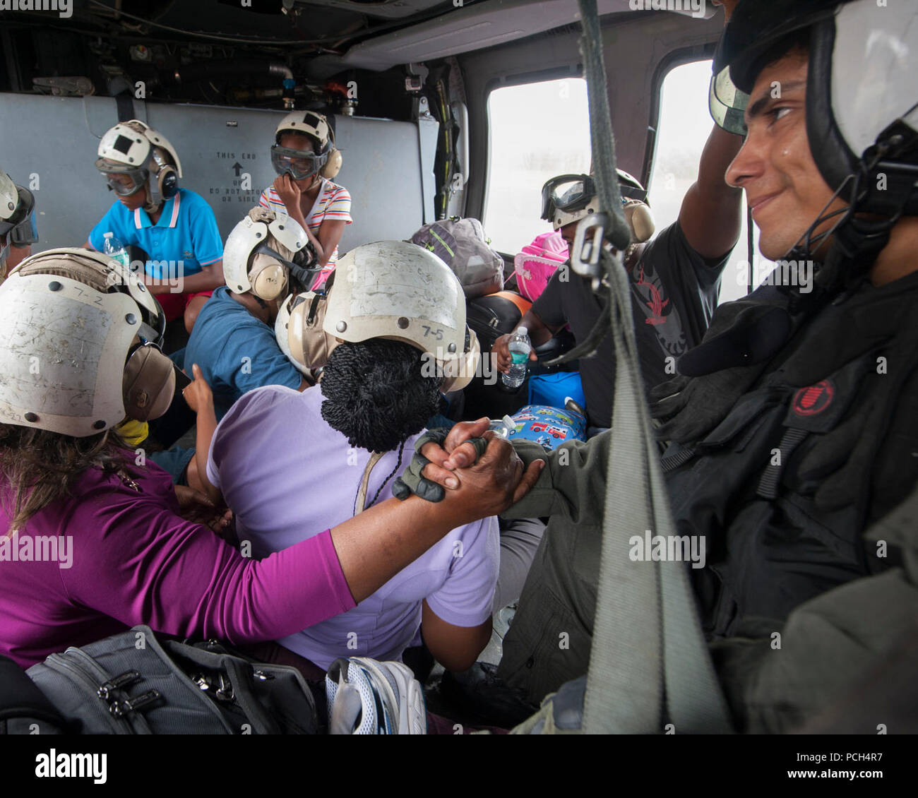 DOMINICA (Sept. 25, 2017) Naval Aircrewman (Hubschrauber) 1. Klasse Erick Sotelo von Hubschrauber Meer Combat Squadron 22 (HSC 22), angeschlossen an den amphibischen Angriff Schiff USS Wasp (LL 1), Komfort ein umsiedler nach dem Landfall Hurrikan Maria. Dominica Bewohner werden von ihrer Insel zu den nahe gelegenen Inseln Martinique und Guadalupe evakuiert. Das Verteidigungsministerium ist die Unterstützung der US-Behörde für Internationale Entwicklung (USAID), die Leitung der Föderalen Agentur, dabei helfen, die Betroffenen durch den Hurrikan Maria Leiden zu minimieren und ist ein Bestandteil der gesamten-von-reg Stockfoto